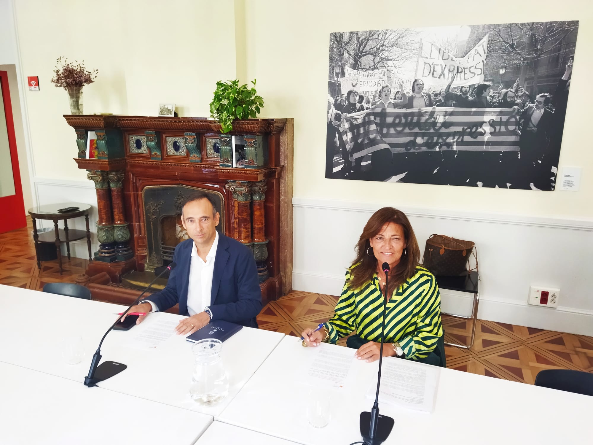El president d'Apartur Enrique Alcántara y la CEO de la patronal dels apartaments turístics de Barcelona Marian Muro / Jordi Subirana