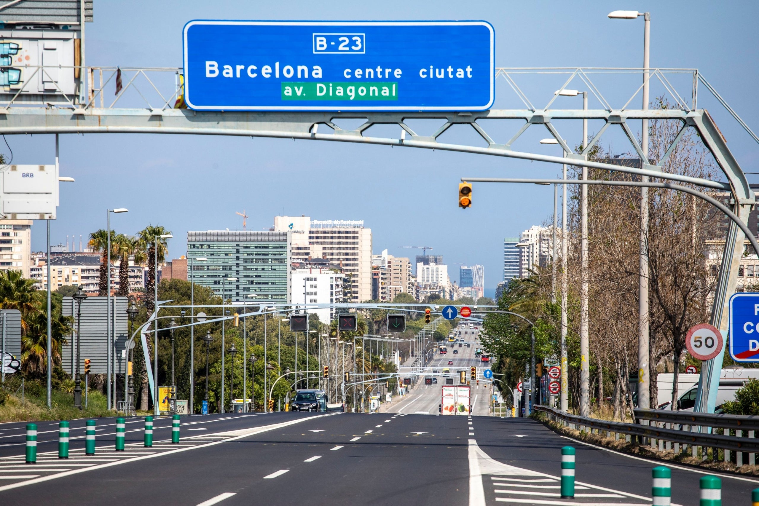 Els característics pòrtics projectats per Santiago Calatrava a l'avinguda Diagonal / Edu Bayer (Ajuntament de Barcelona)