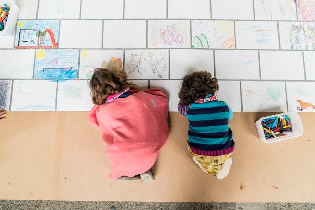 Imatge d'arxiu de dos infants en una escola bressol / Ajuntament de Barcelona