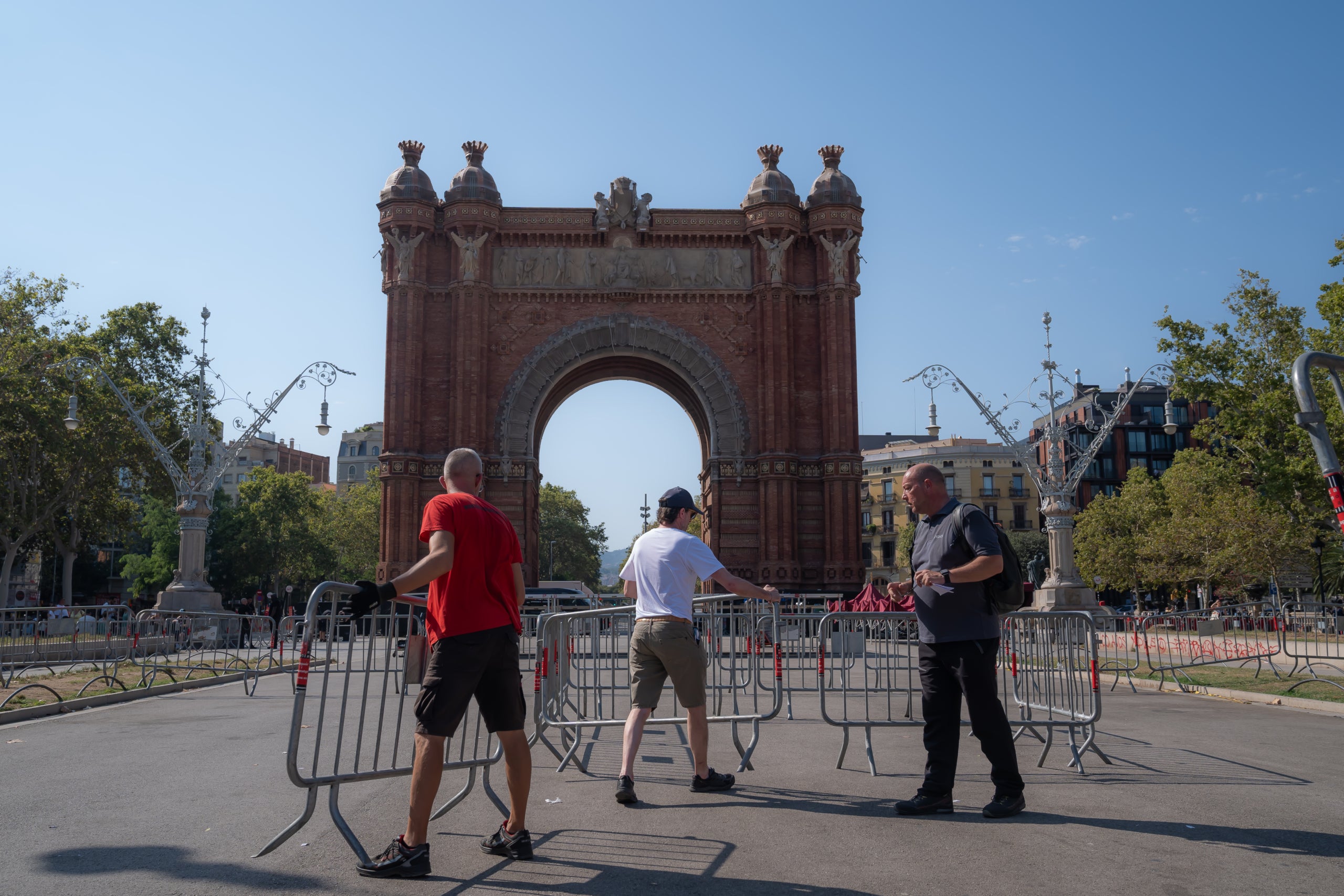Imatge d'arxiu d'uns operaris d'Òmnium tallant el passeig Lluís Companys / David Zorrakino - Europa Press