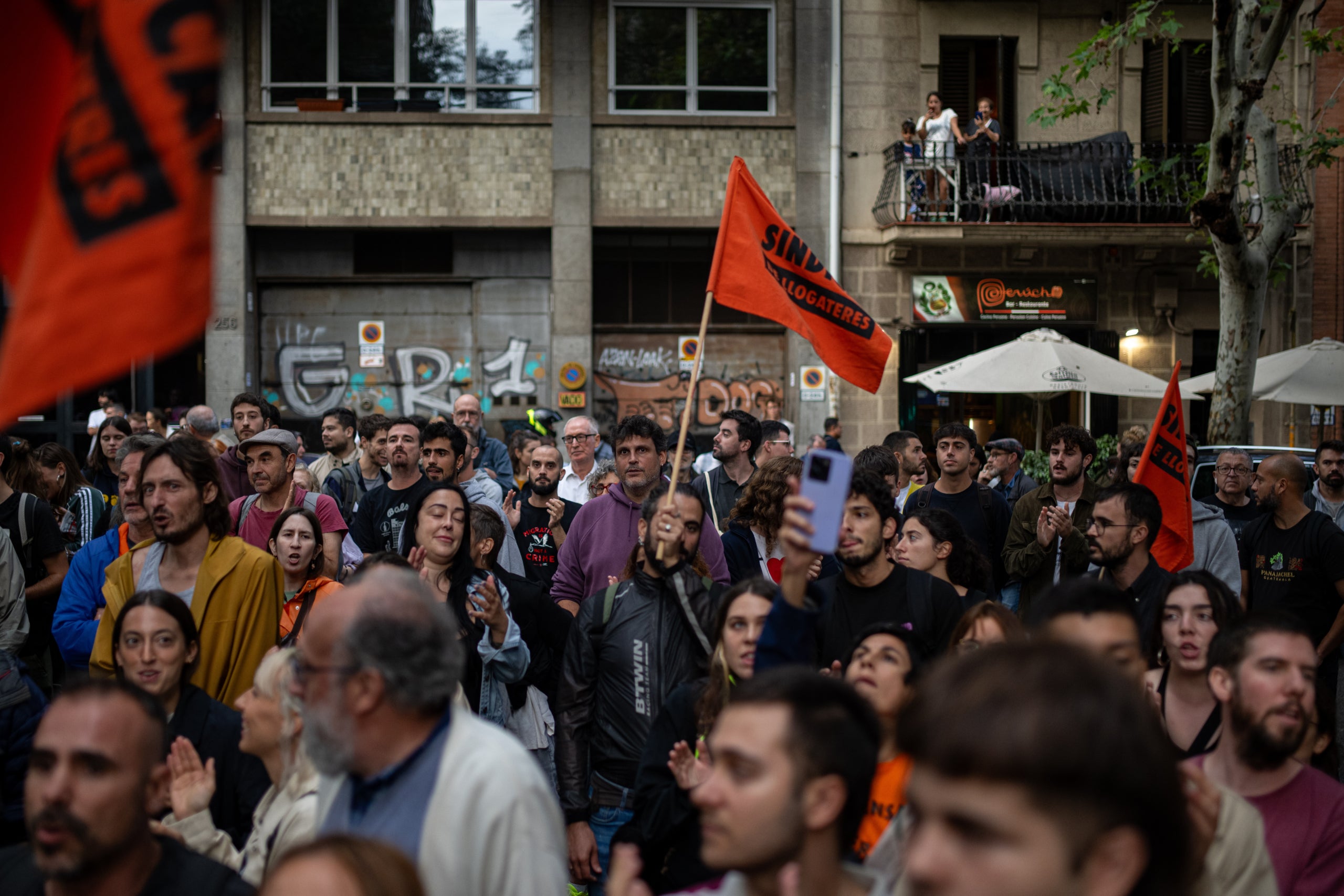 Centenars de persones han participat en la concentració convocada pel Sindicat de Llogateres a les portes de la seu de Junts en protesta pel 'no' a la regular els lloguers de temporada / Lorena Sopeña (Europa Press)