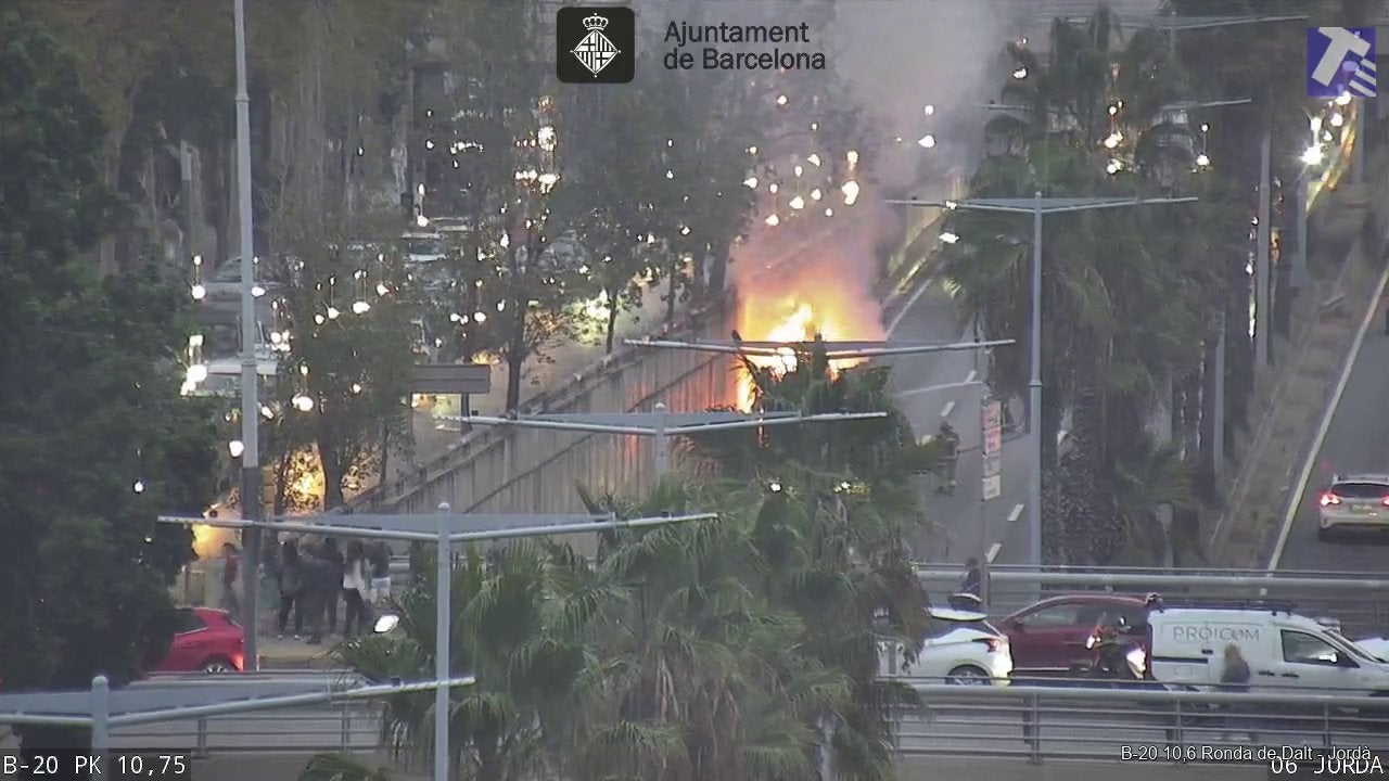Imatge d'una càmera de Trànsit amb el vehicle incendiat a la ronda de Dalt / Trànsit