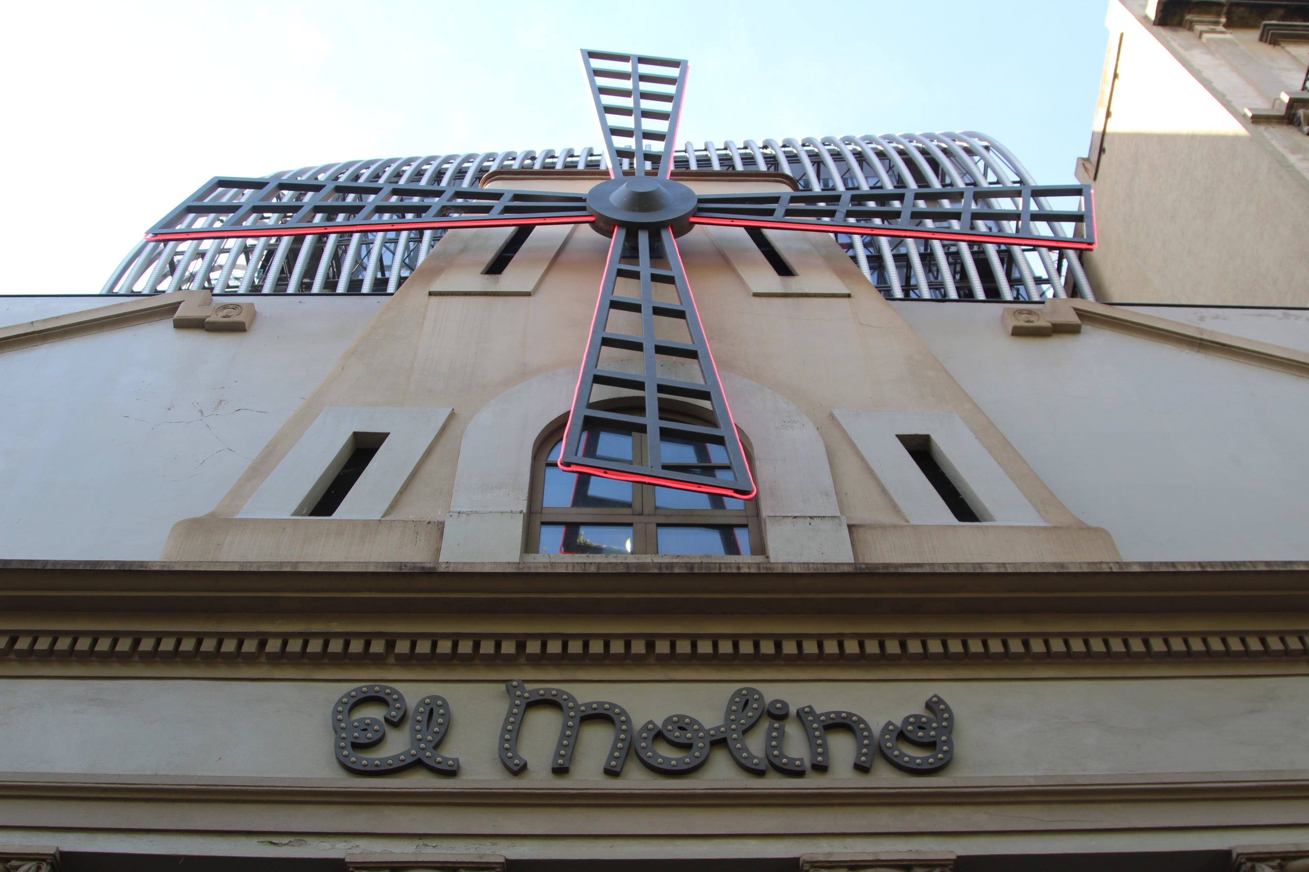 Façana principal del teatre El Molino del Paral·lel després de la compra per part de l'Ajuntament / A.R.
