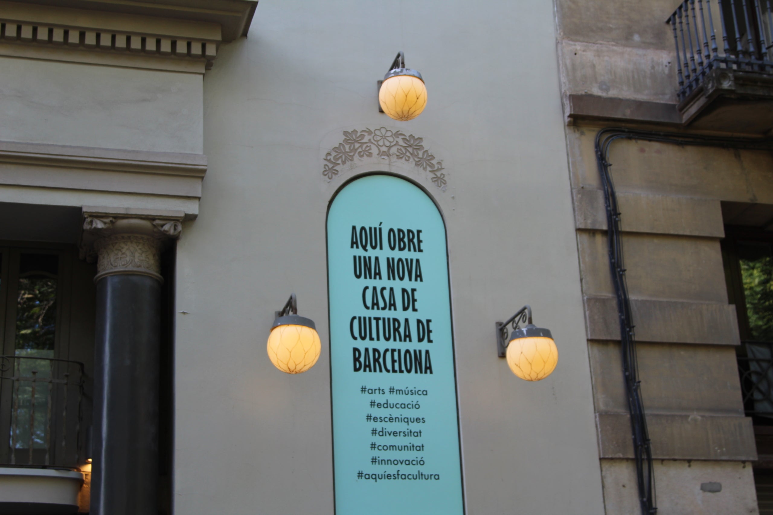 Façana principal del teatre El Molino del Paral·lel després de la compra per part de l'Ajuntament / A.R.