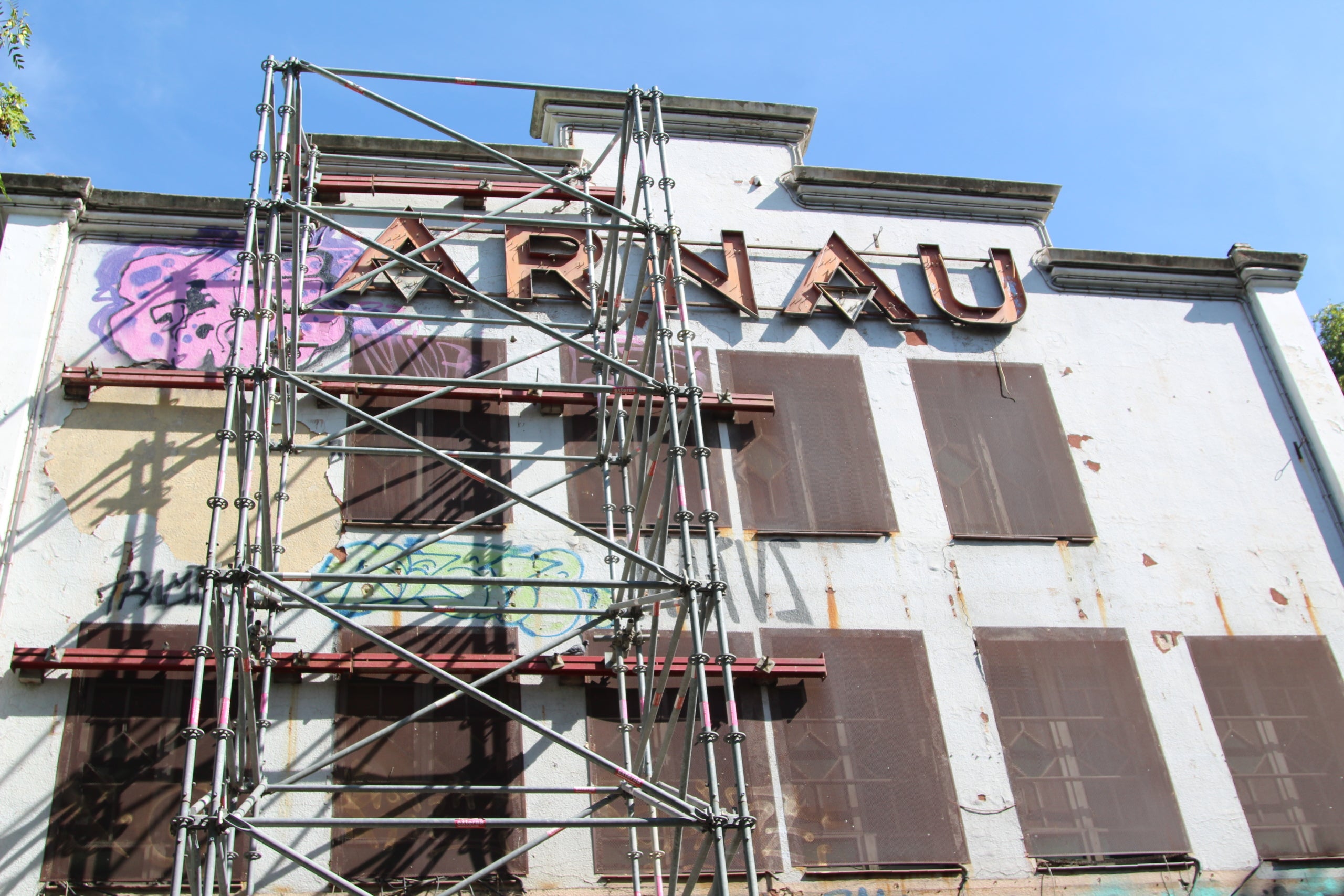 El Teatre Arnau del Paral·lel farcit de xarxes i bastides / A.R.
