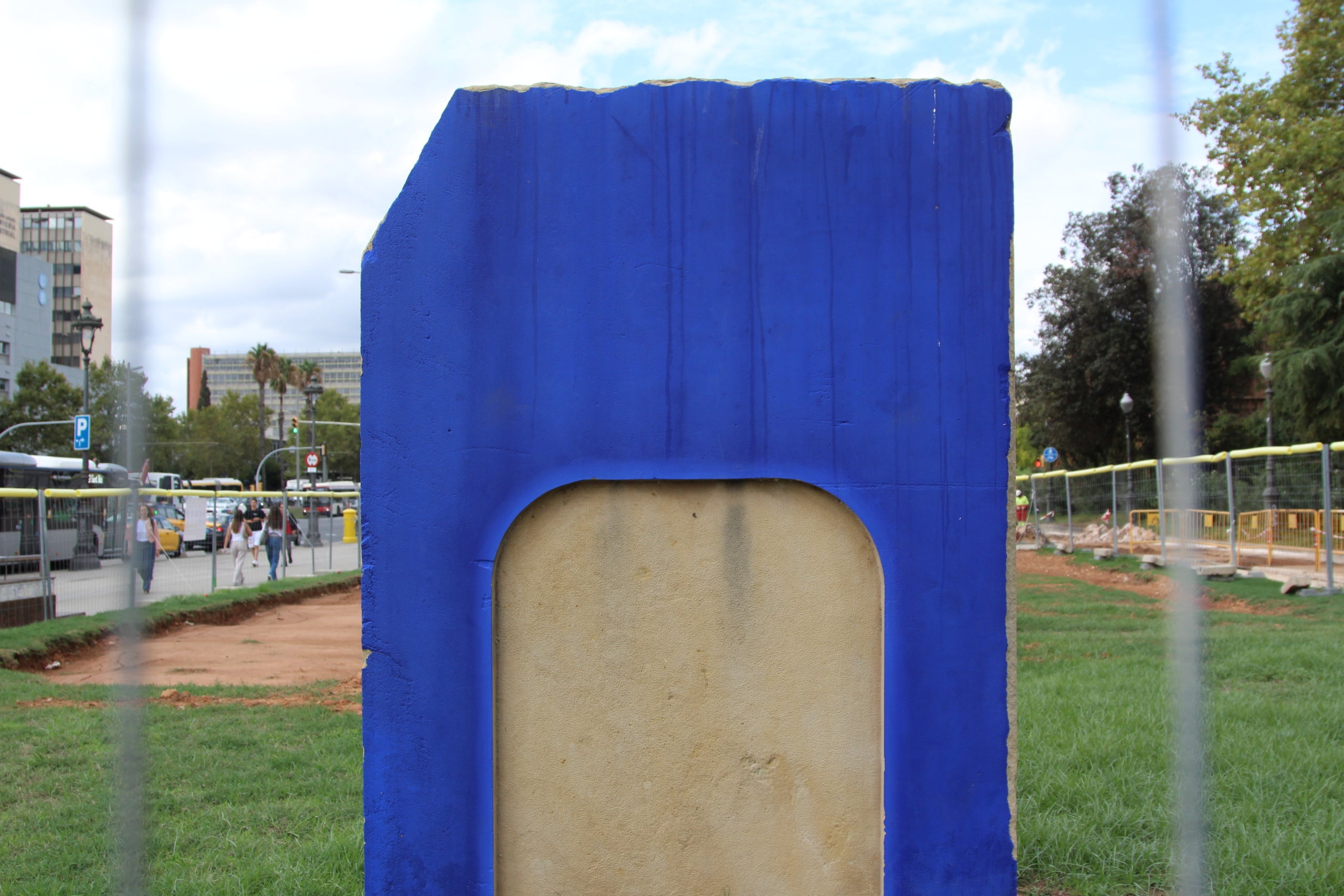Un dels sis grans monòlits de pedra obra de l'artista Lluís Lleó de l'avinguda Diagonal que ja no està protegit amb envans de suro / A.R.