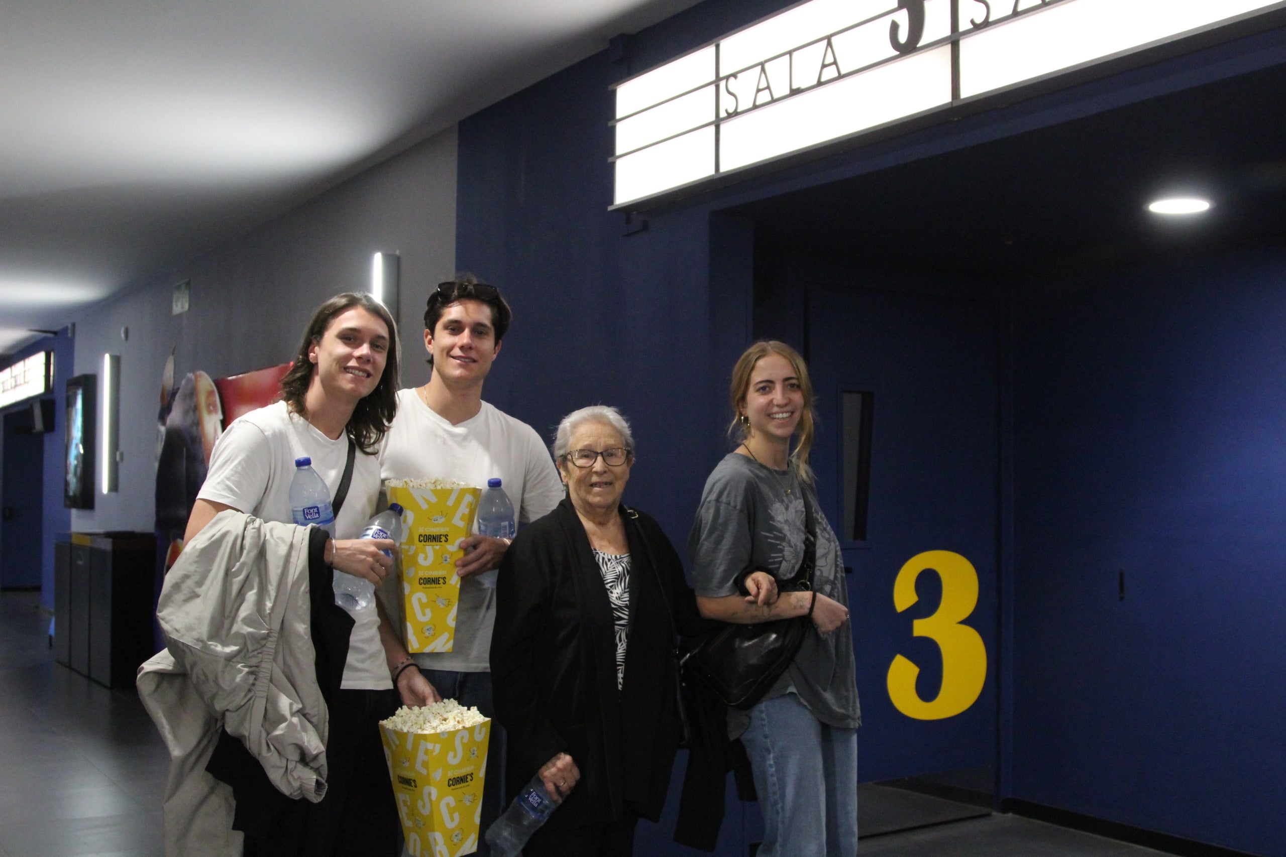 Isabel Anaya, superviviente de las barracas de Montjuic, acude en el cine acompañada de sus limpios para ver la película 'El 47' / A.R.