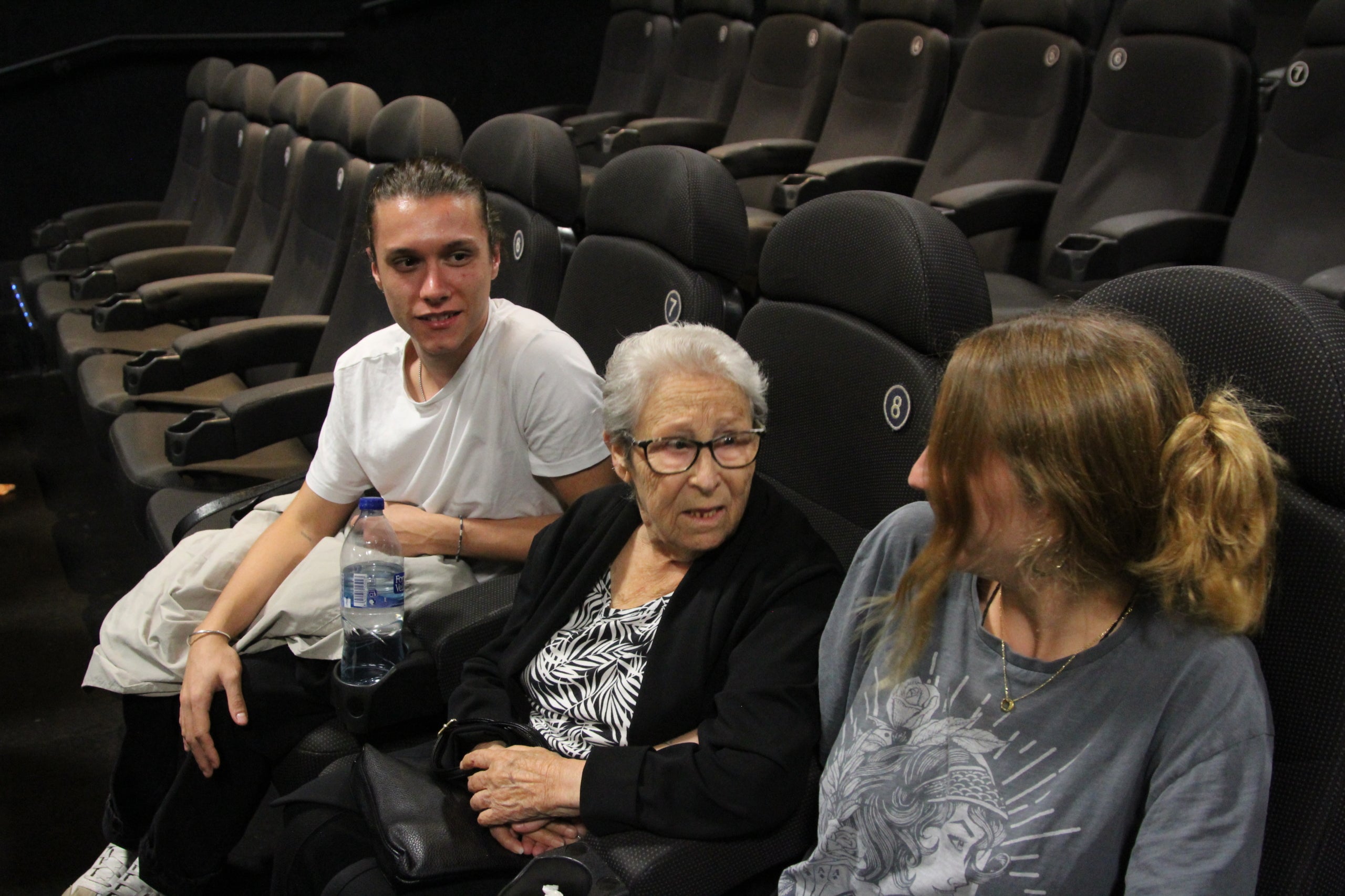 Isabel Anaya, superviviente de las barracas de Montjuic, acude en el cine acompañada de sus limpios para ver la película 'El 47' / A.R.
