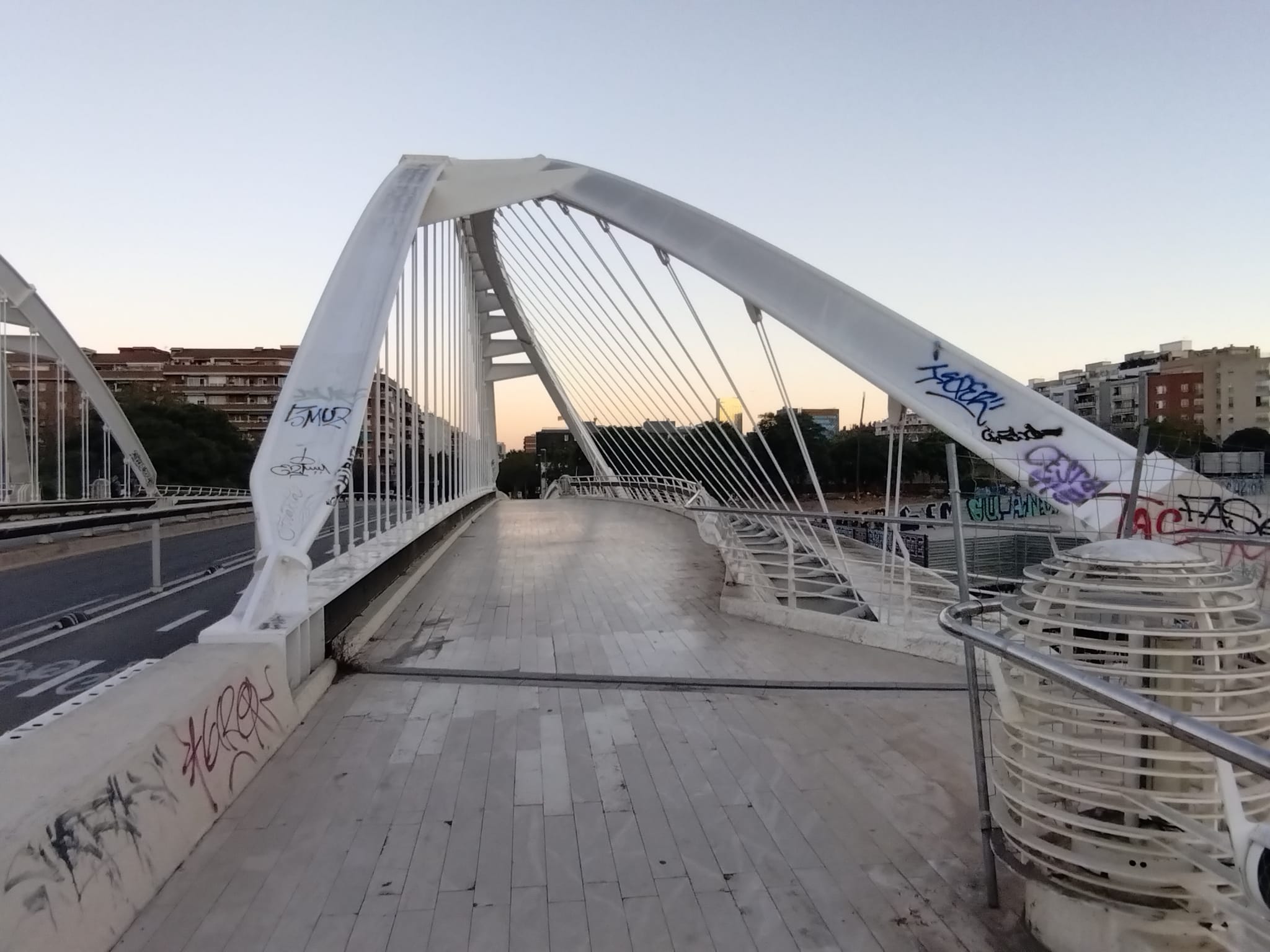 El pont de Calatrava, amb grafits, el diumenge passat / Jordi Subirana