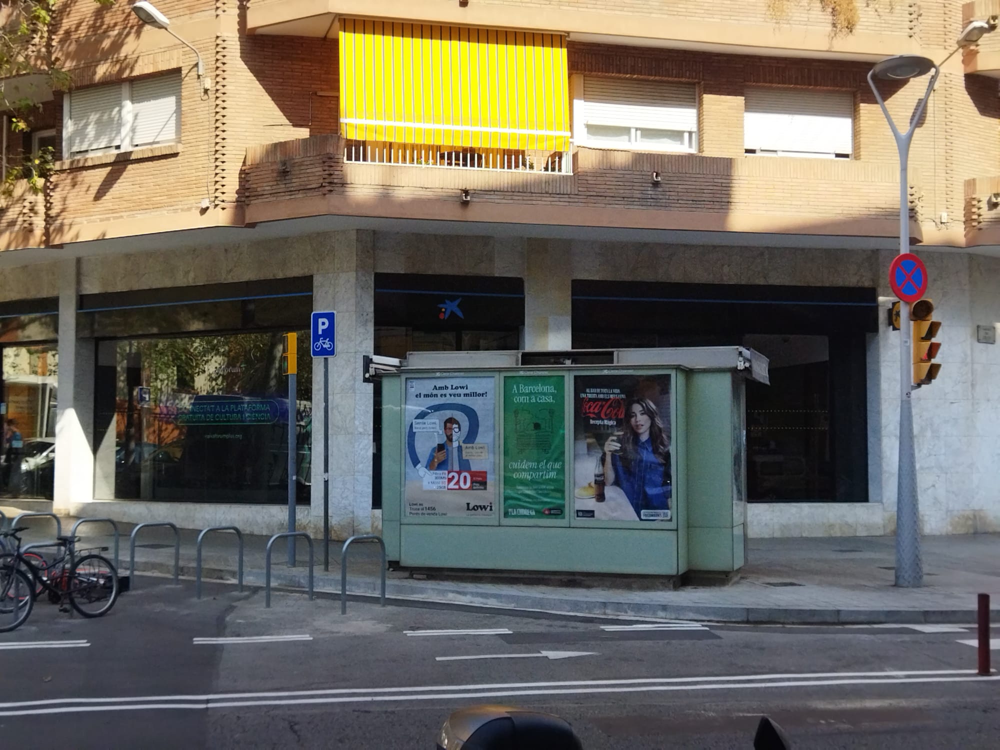 Un quiosco cerrado en Barcelona, en Dos de Maig con Fresser / Jordi Subirana