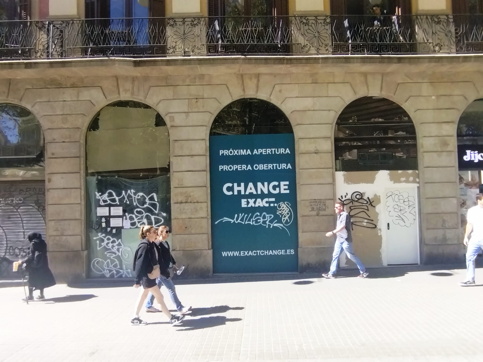 La històrica sabateria Casas de la Rambla serà una oficina de canvi de moneda / Jordi Subirana