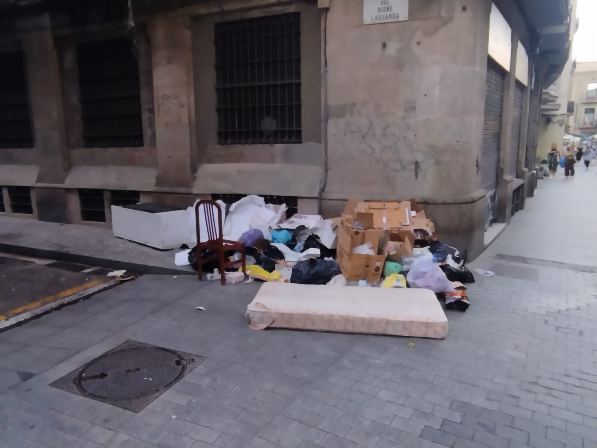 El carrer de Sant Antoni Abat amb el del Bisbe Laguarda, ple de deixalles, el diumenge a la nit / Jordi Subirana