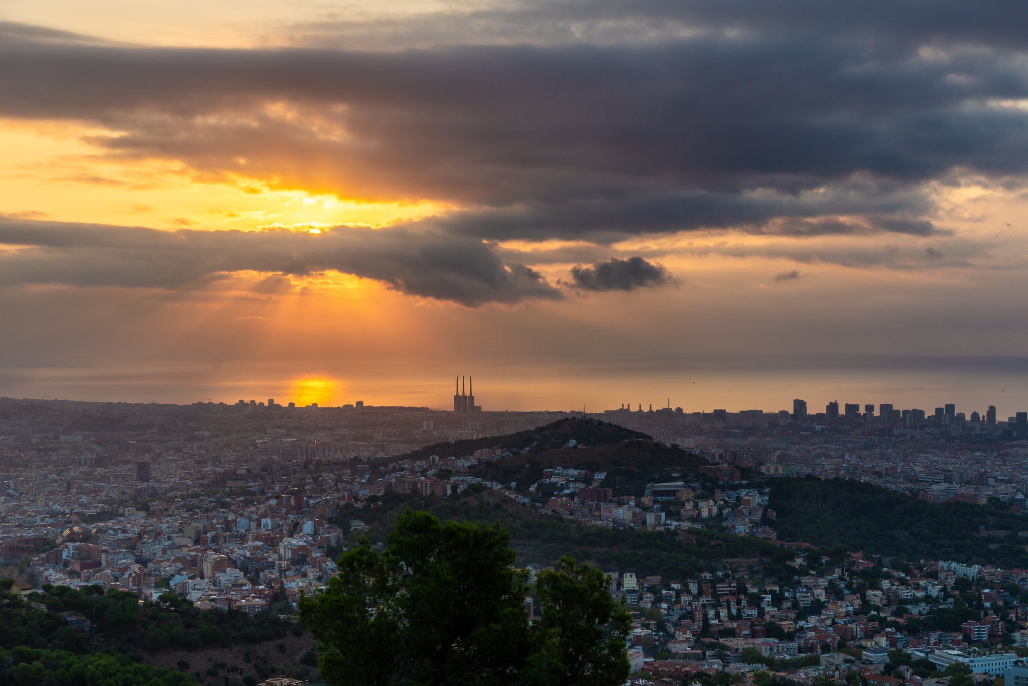 Una imatge de Barcelona a primera hora del matí del mes d'agost ALFONS PUERTAS / OBSERVATORI FABRA