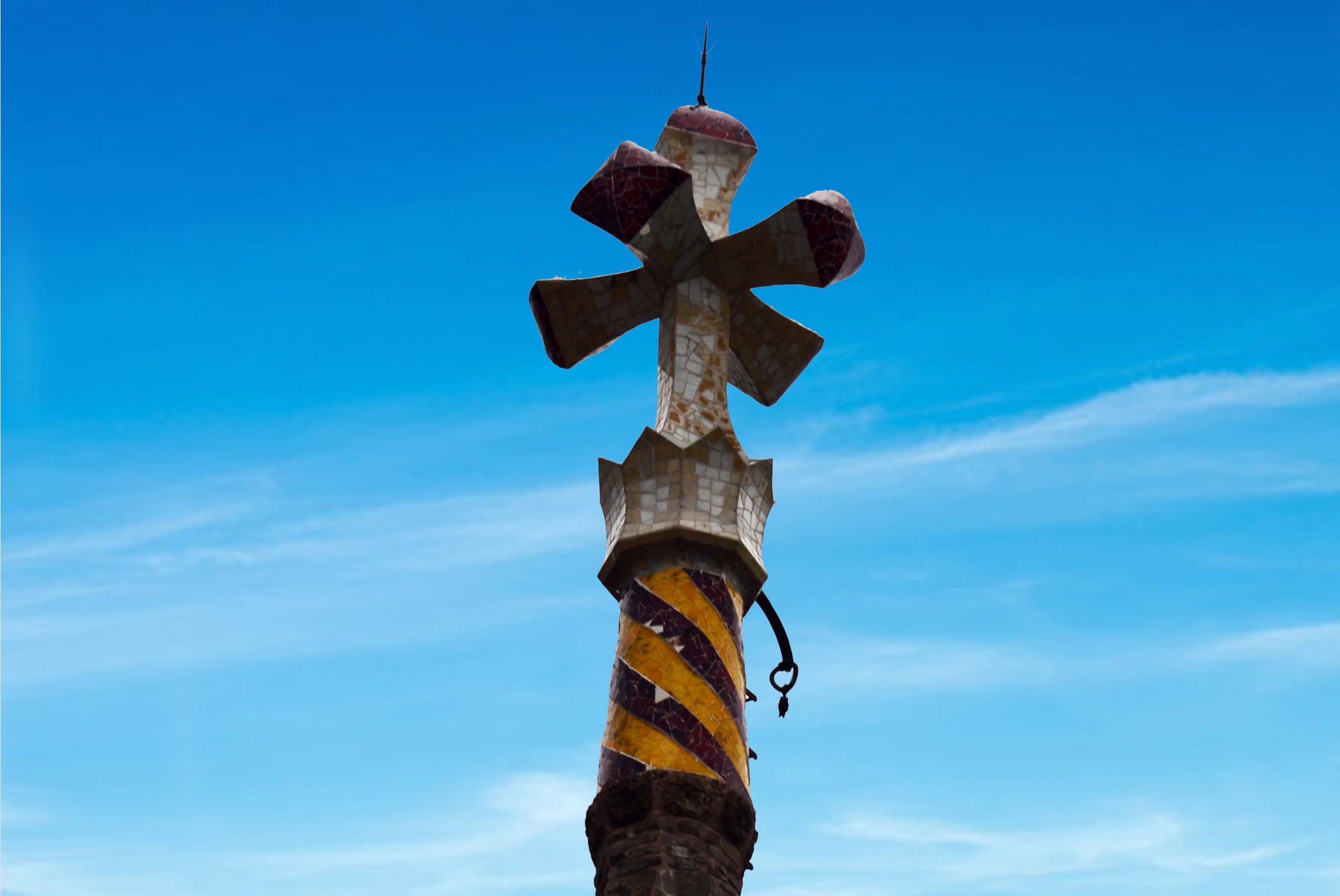 La senyera del pinacle de la Torre de Bellesguard, que ha resistit dalt de tot |By Canaan - Treball propi, CC BY-SA 4.0, 