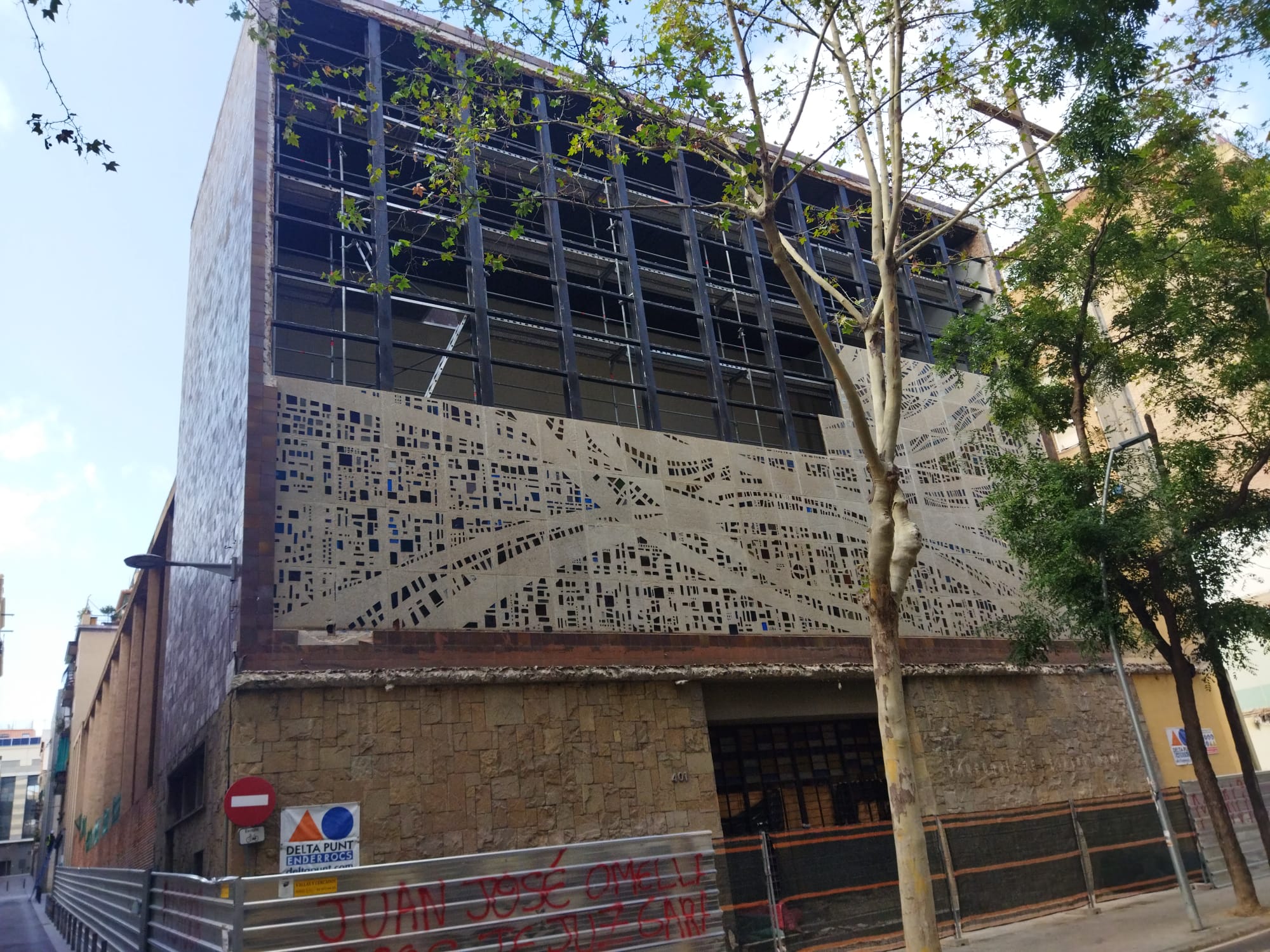 El vitrall de l'església de l'Esperit Sant, mig desmuntat / Jordi Subirana