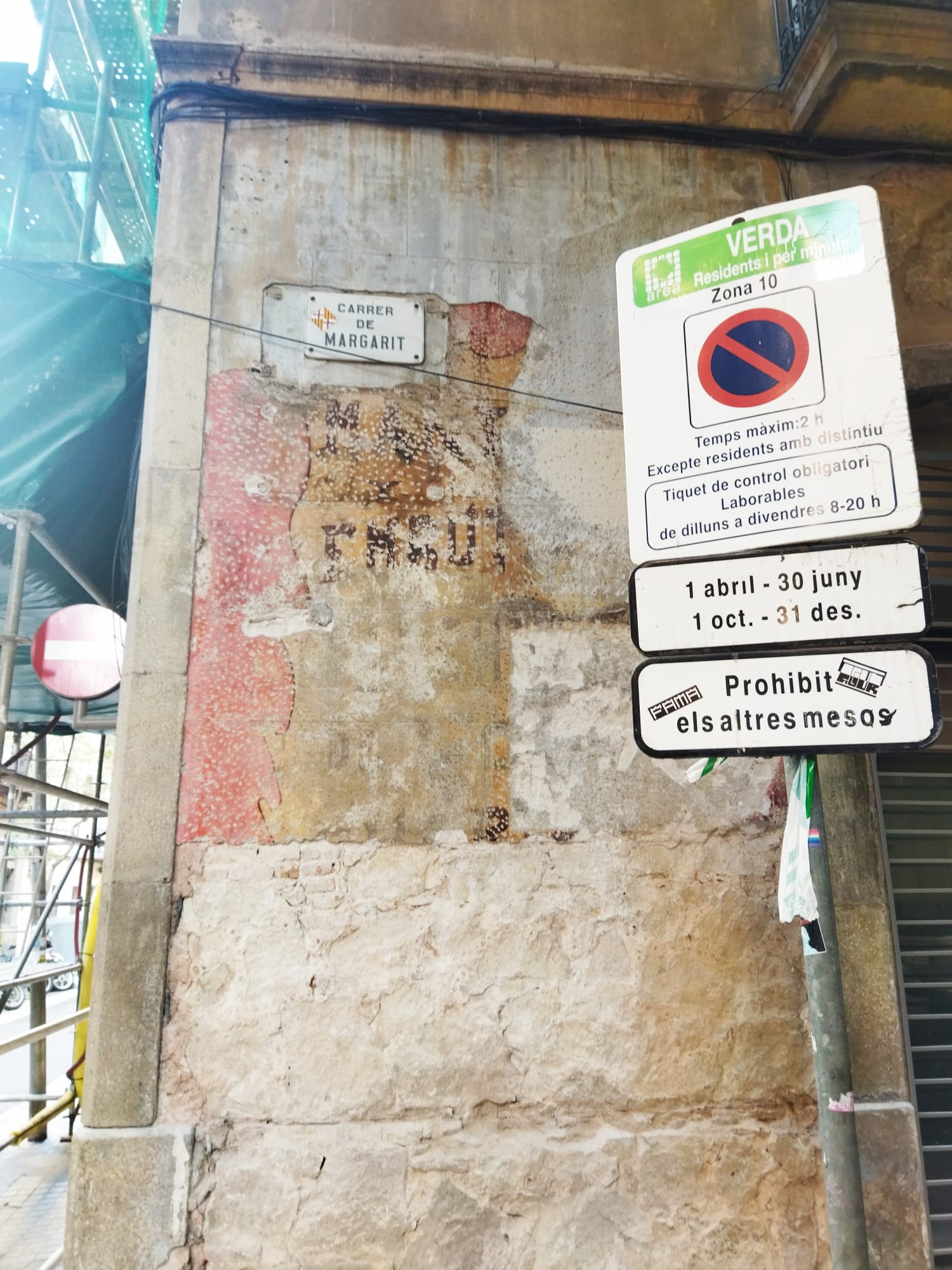 Els rètols comercials que han aparegut gràcies a les obres en un edifici del carrer de Margarit del Poble-sec / Jordi Subirana