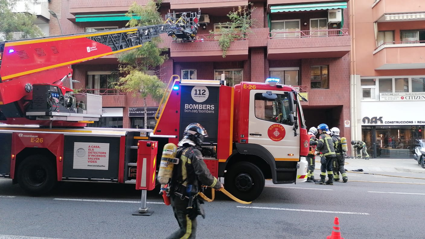 Imatge d'arxiu d'una dotació dels Bombers de Barcelona en acció / G.G.