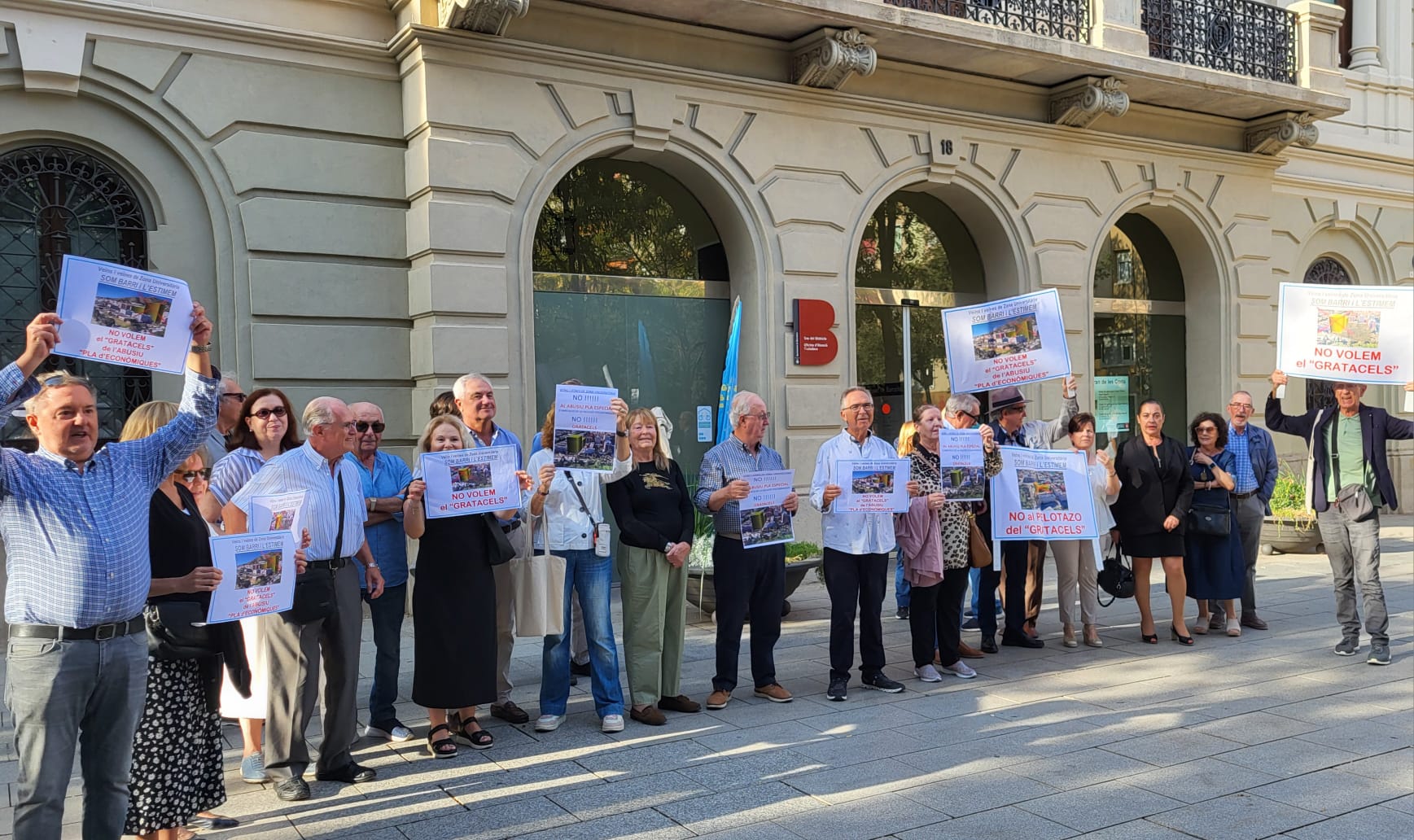Manifestació en contra dels gratacels de la UB abans de l'Audiència Pública del districte de les Corts / Cedida