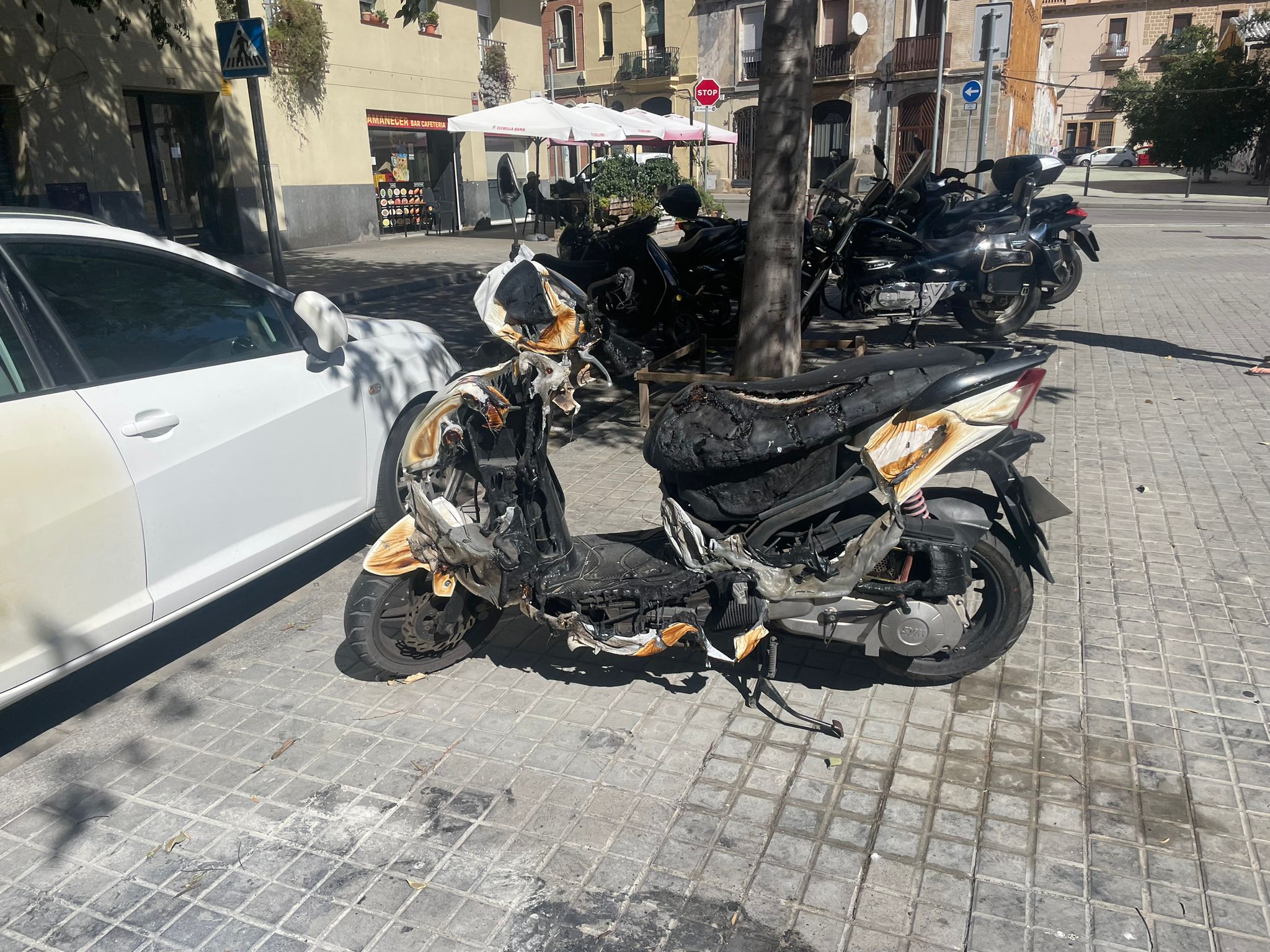 Diversos vehicles han aparegut aquest cap de setmana incendiats al barri del Camp de l'Arpa del Clot / Ivet Núñez