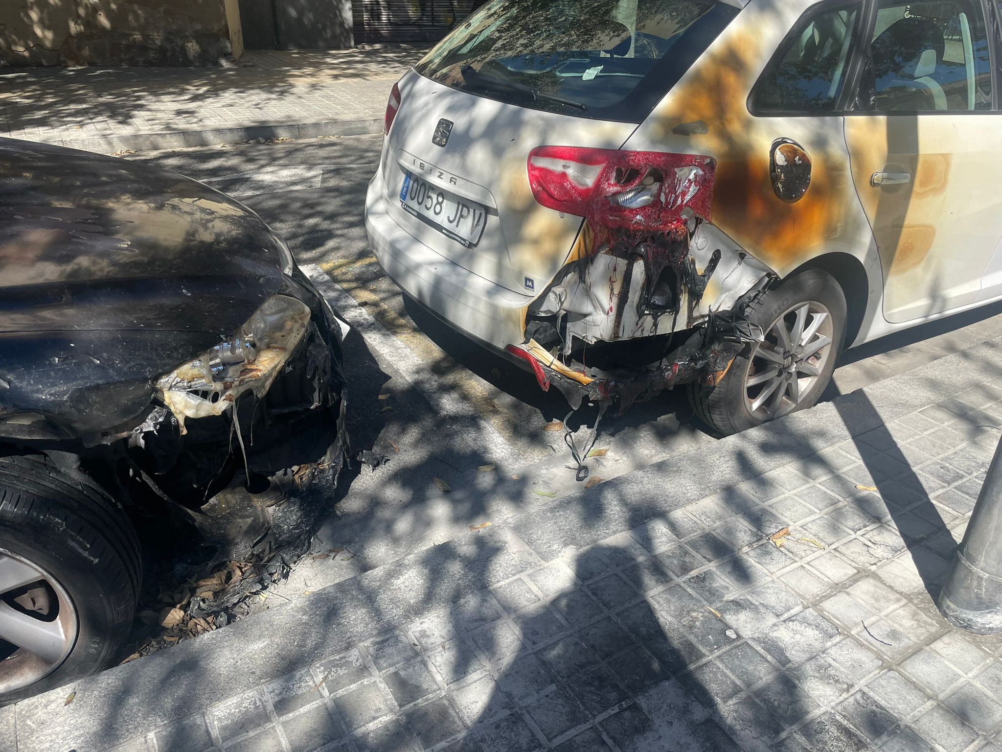 Diversos vehicles han aparegut aquest cap de setmana incendiats al barri del Camp de l'Arpa del Clot / Ivet Núñez