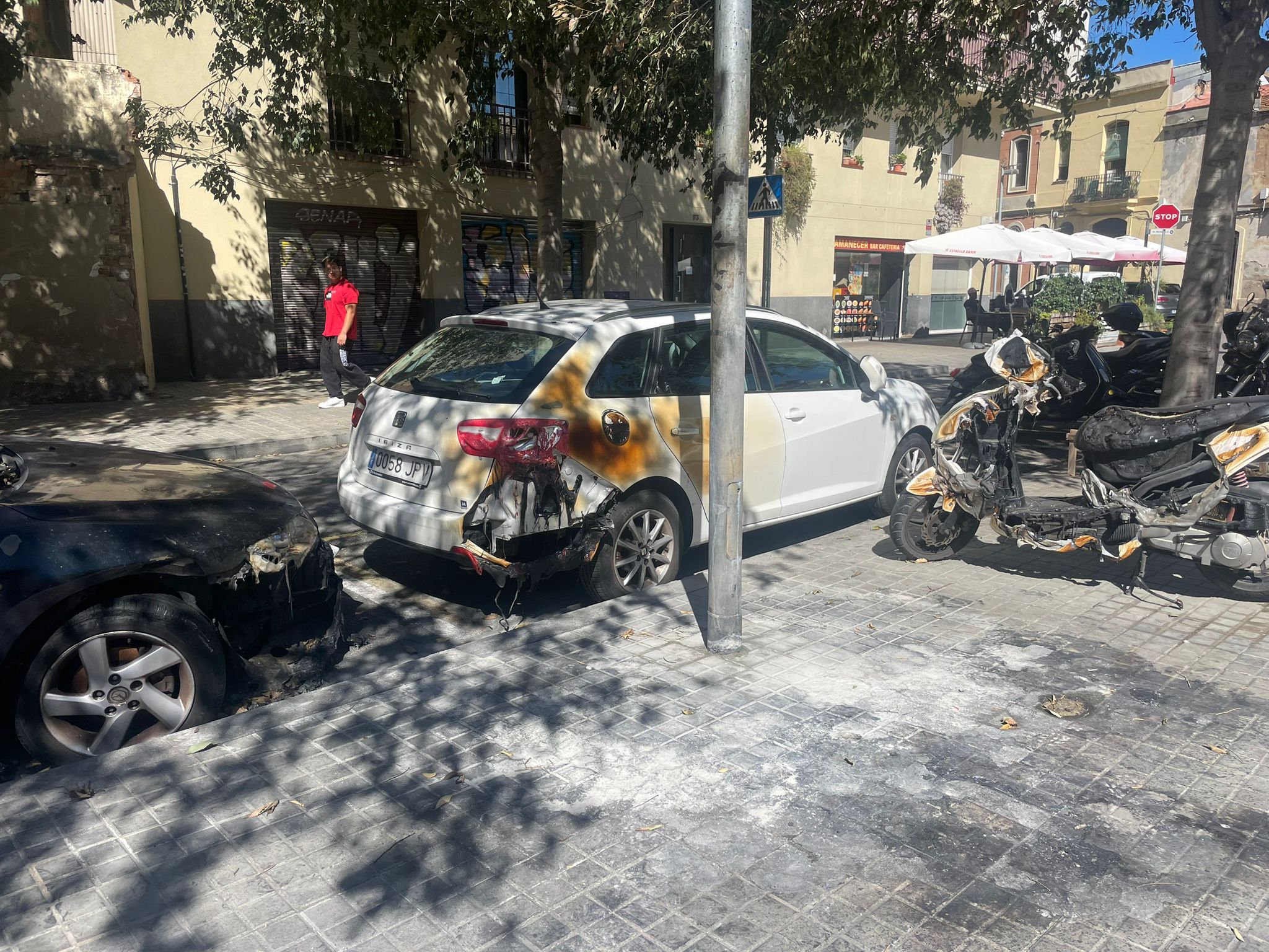 Diversos vehicles han aparegut aquest cap de setmana incendiats al barri del Camp de l'Arpa del Clot / Ivet Núñez