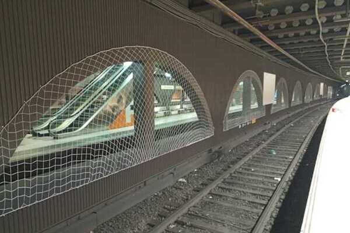 Les xarxes instal·lades a l'L1 del metro de Catalunya per evitar que la gent travessi les vies / TMB