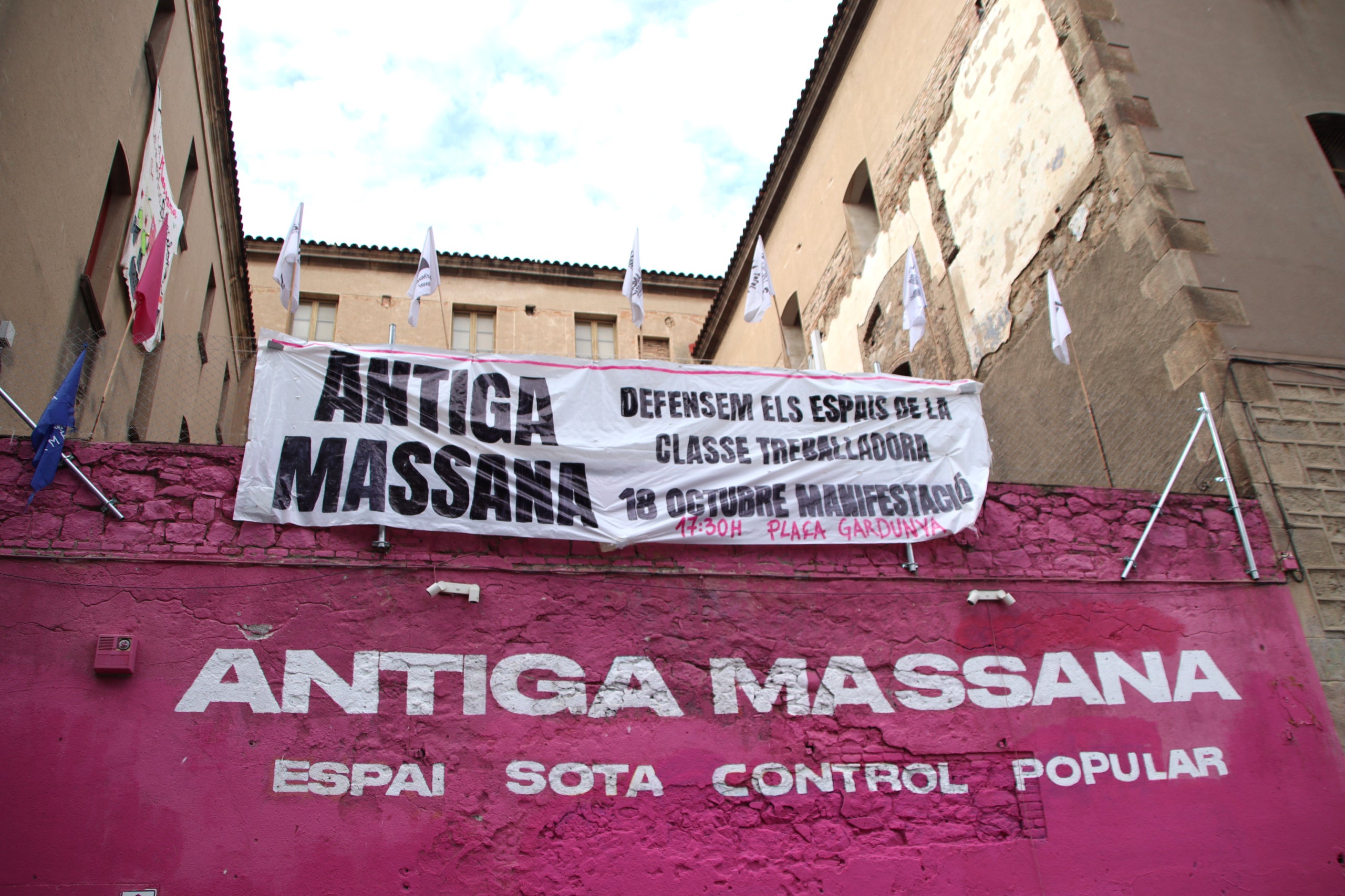 Cartells reivindicatius a la façana de l'Antiga Massana / ACN