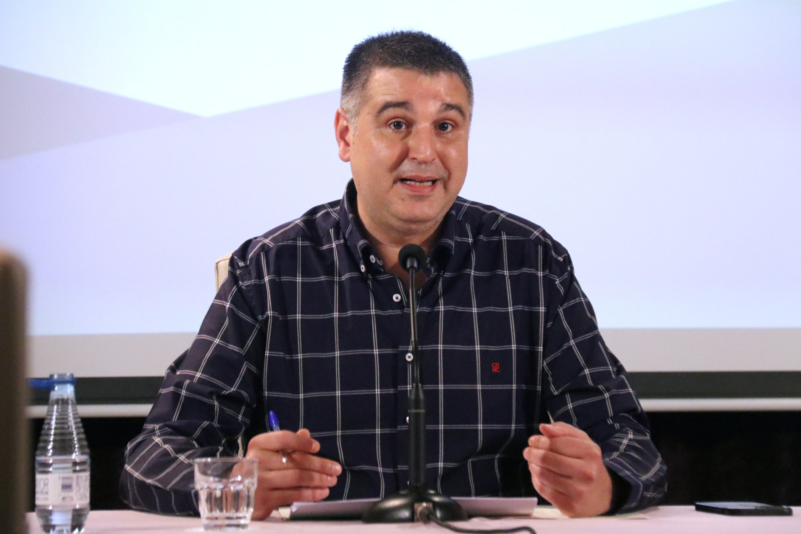 El director del Gremi de Restauració de Barcelona, Roger Pallarols, en una roda de premsa per presentar la triple denúncia contra les fleques amb degustació | Aina Martí (ACN)