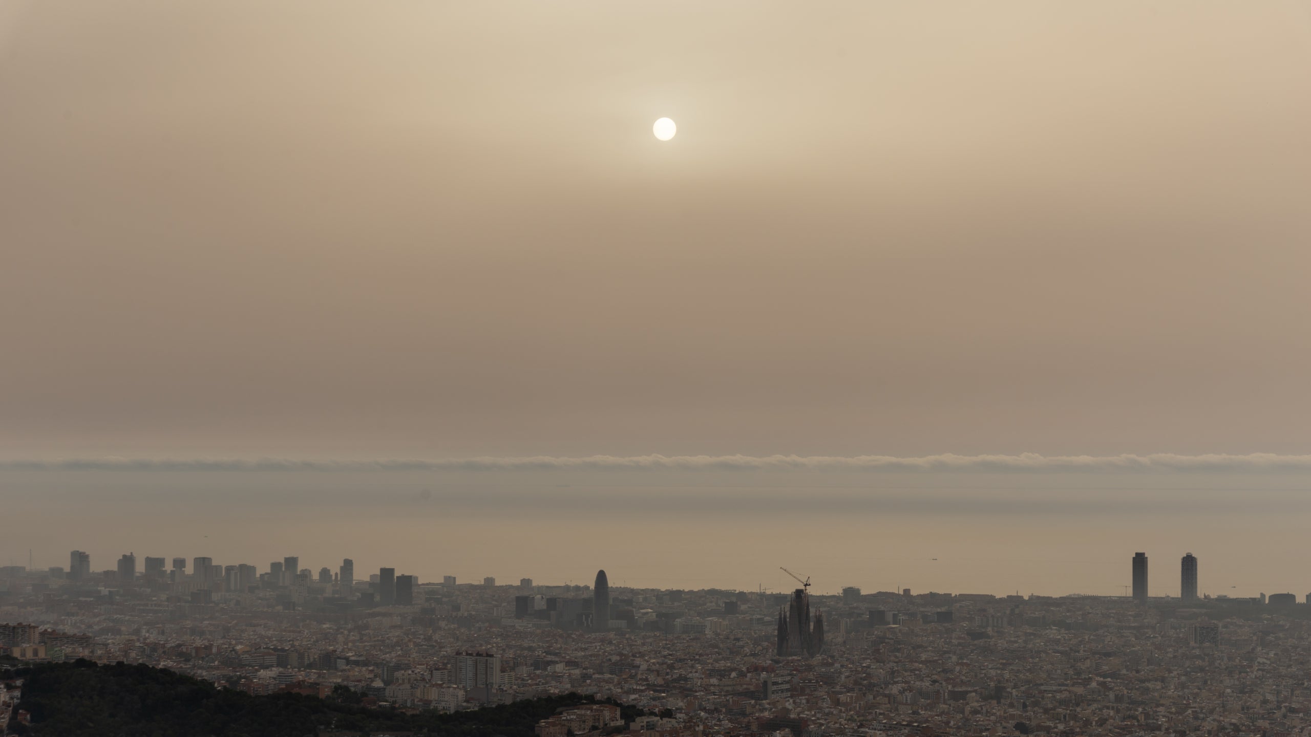 El cel enterbolit amb el qual s'ha llevat Barcelona aquest dilluns 14 d'octubre / Alfons Puertas (Observatori Fabra)