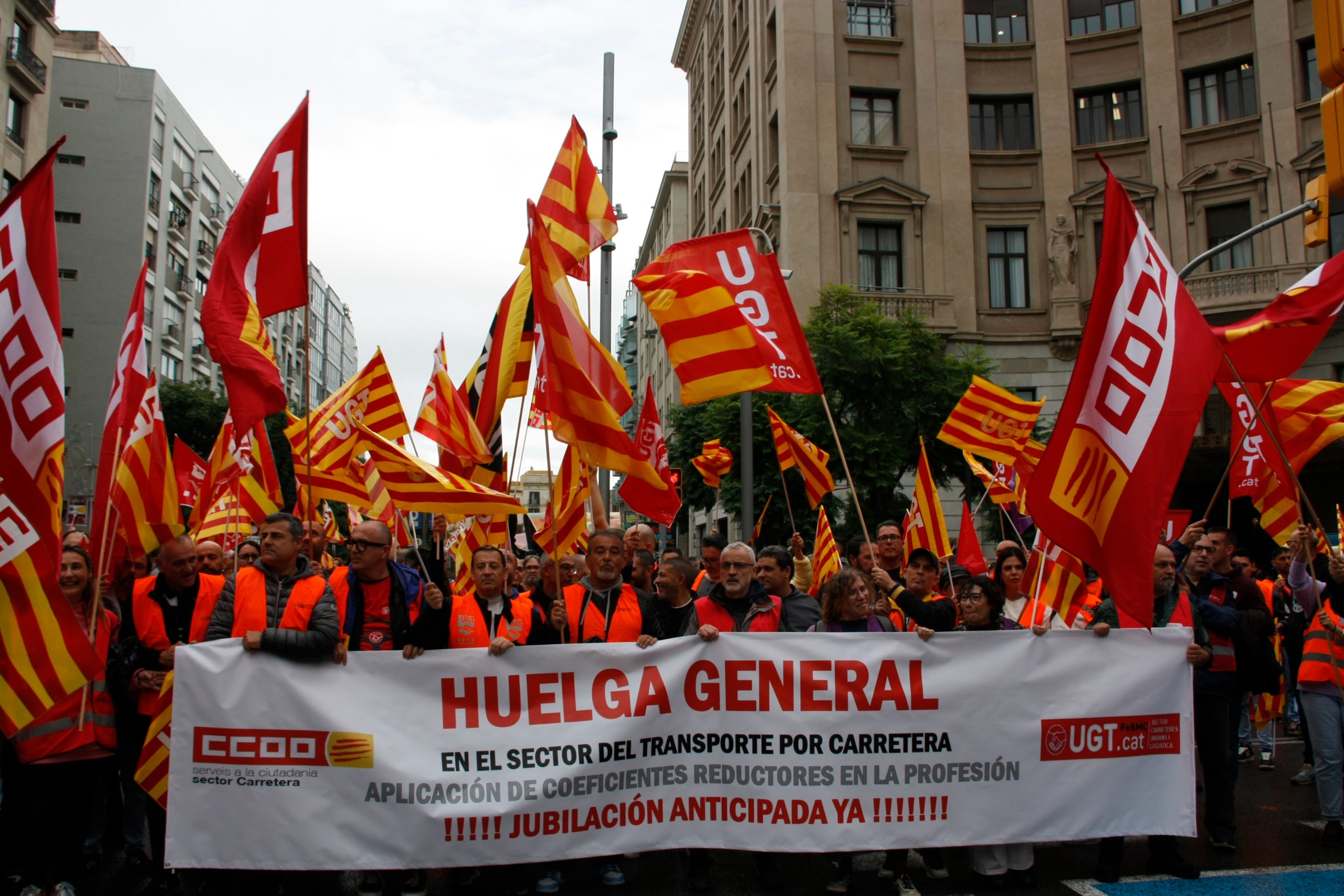 Manifestants d'UGT i CCOO Catalunya protesten a Barcelona per demanar la jubilació anticipada / ACN