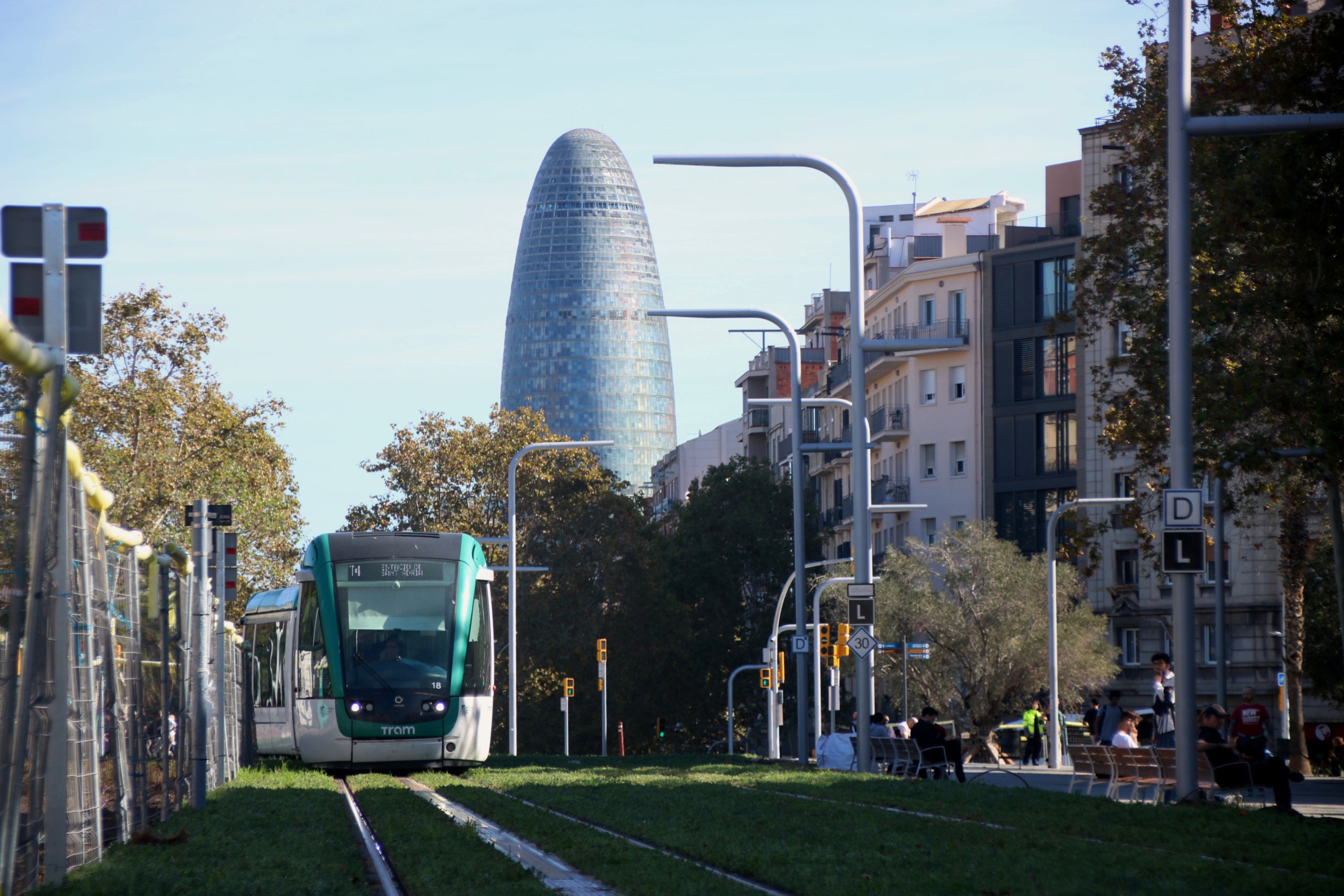 Un comboi del tramvia arribant a la Diagonal procedent de Glòries / Norma Vidal (ACN)