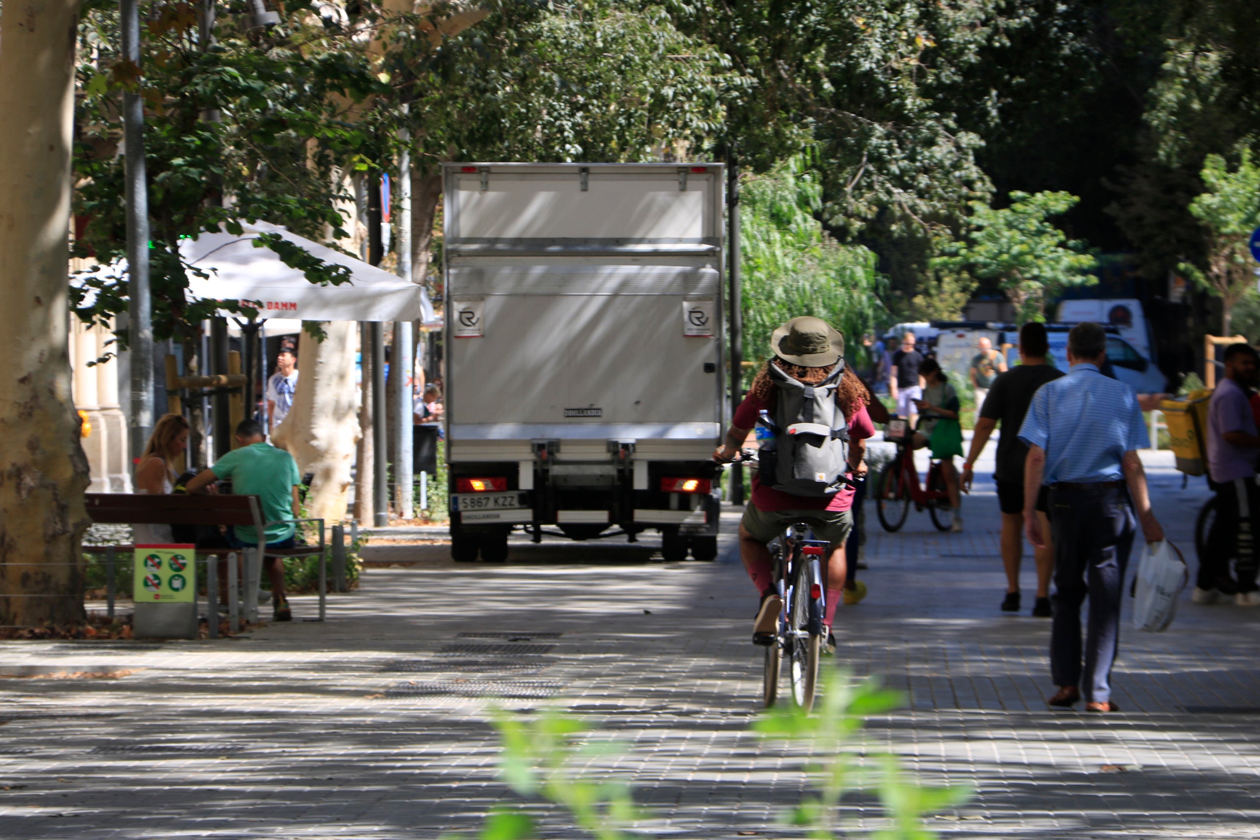 Una bicicleta circula per l'eix verd de Consell de Cent / ACN-Laura Fíguls