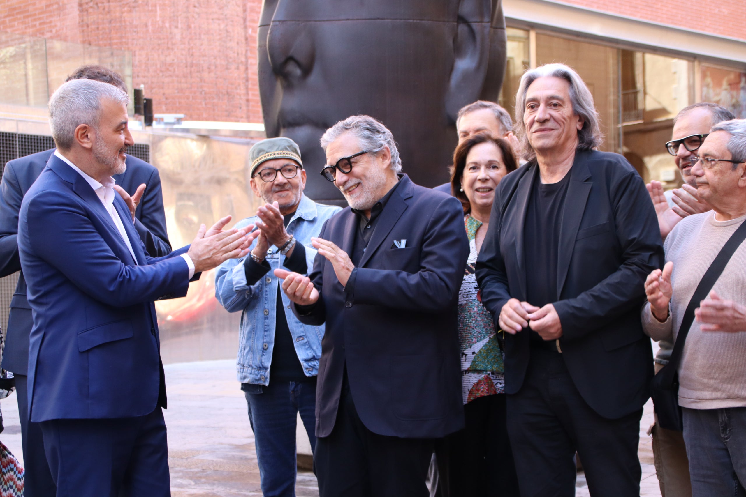 L'escultor Jaume Plensa amb l'alcalde Jaume Collboni i el regidor Xavier Marcé davant la seva estàtua, 'Carmela' / ACN