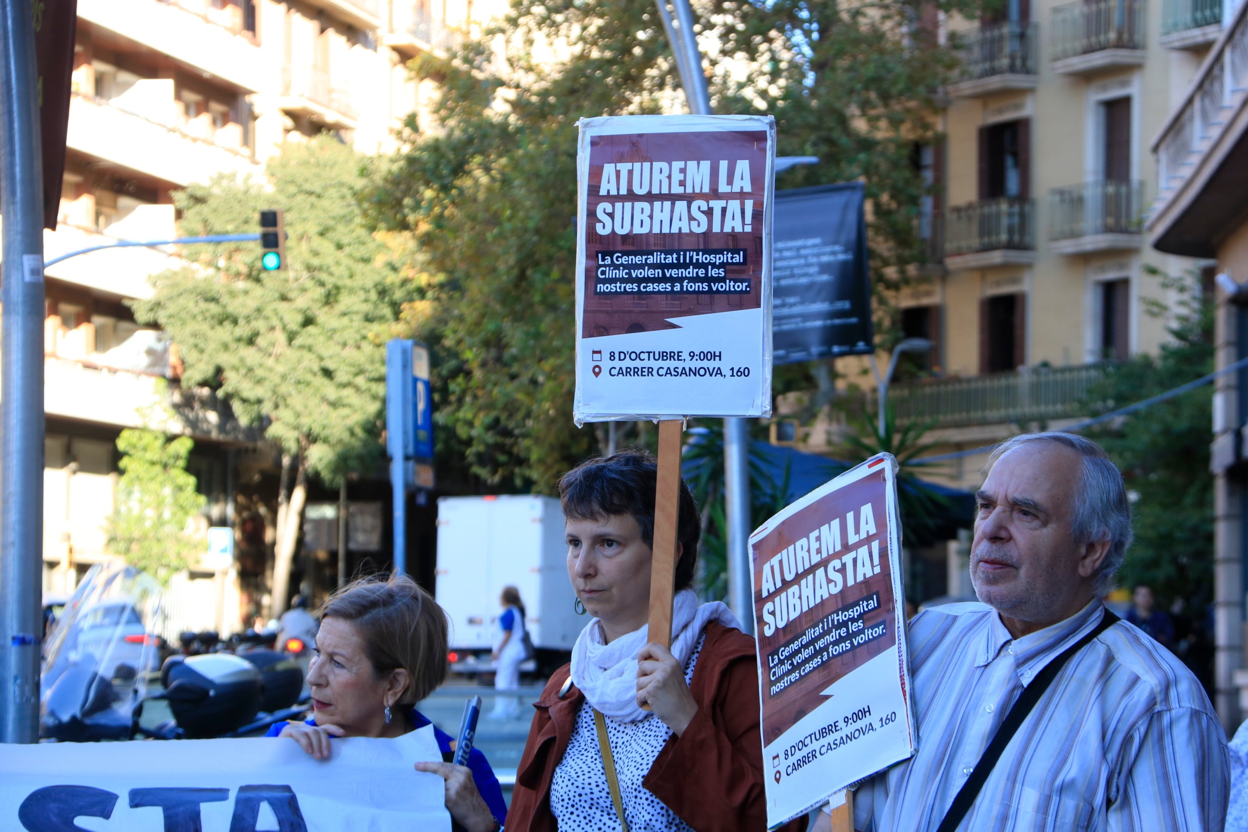 Manifestants protesten per la subhasta de cinc blocs de pisos del Clínic / ACN