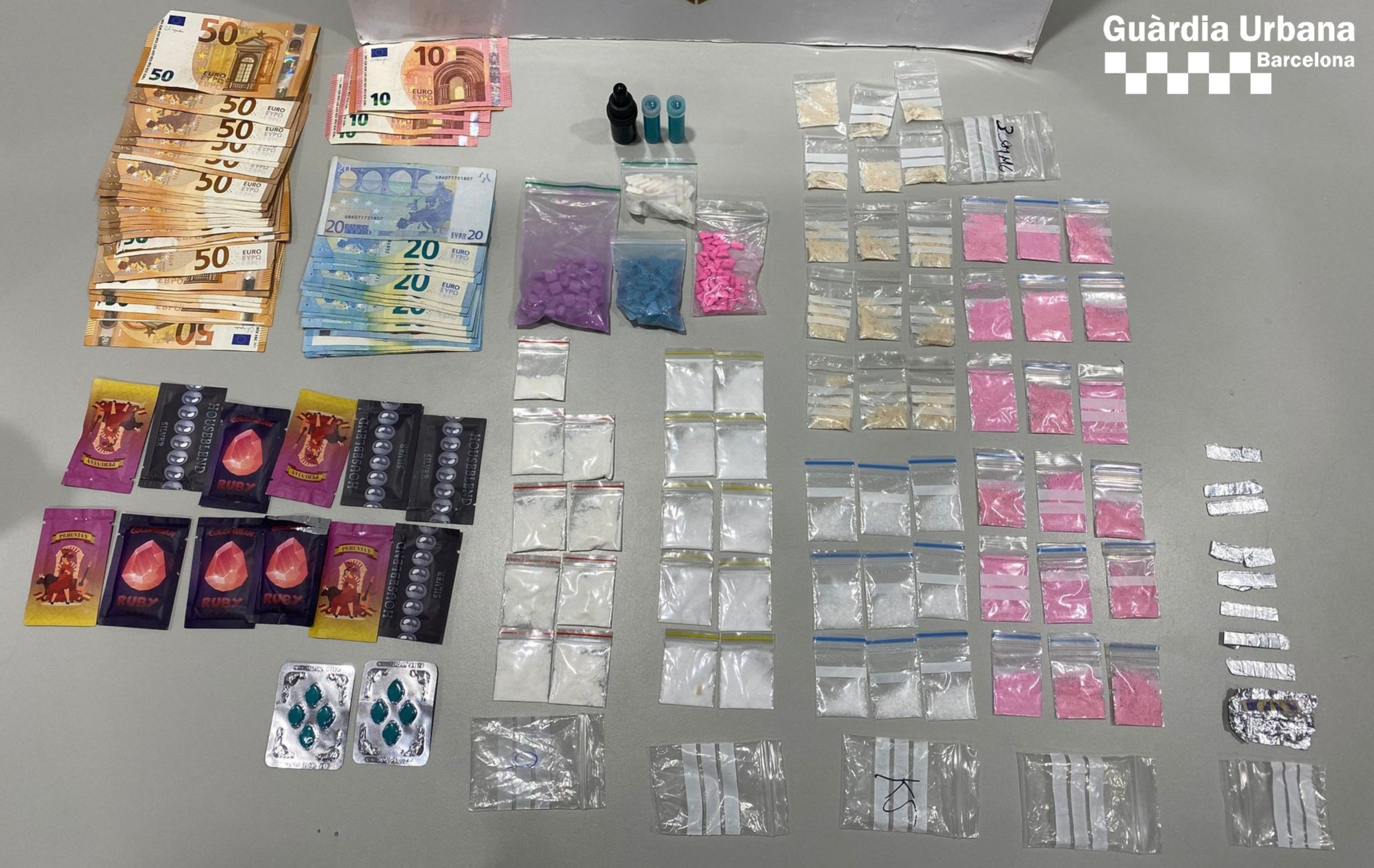 Imagen de los estupefacientes y el efectivo encontrados por la Guardia Urbana / ACN