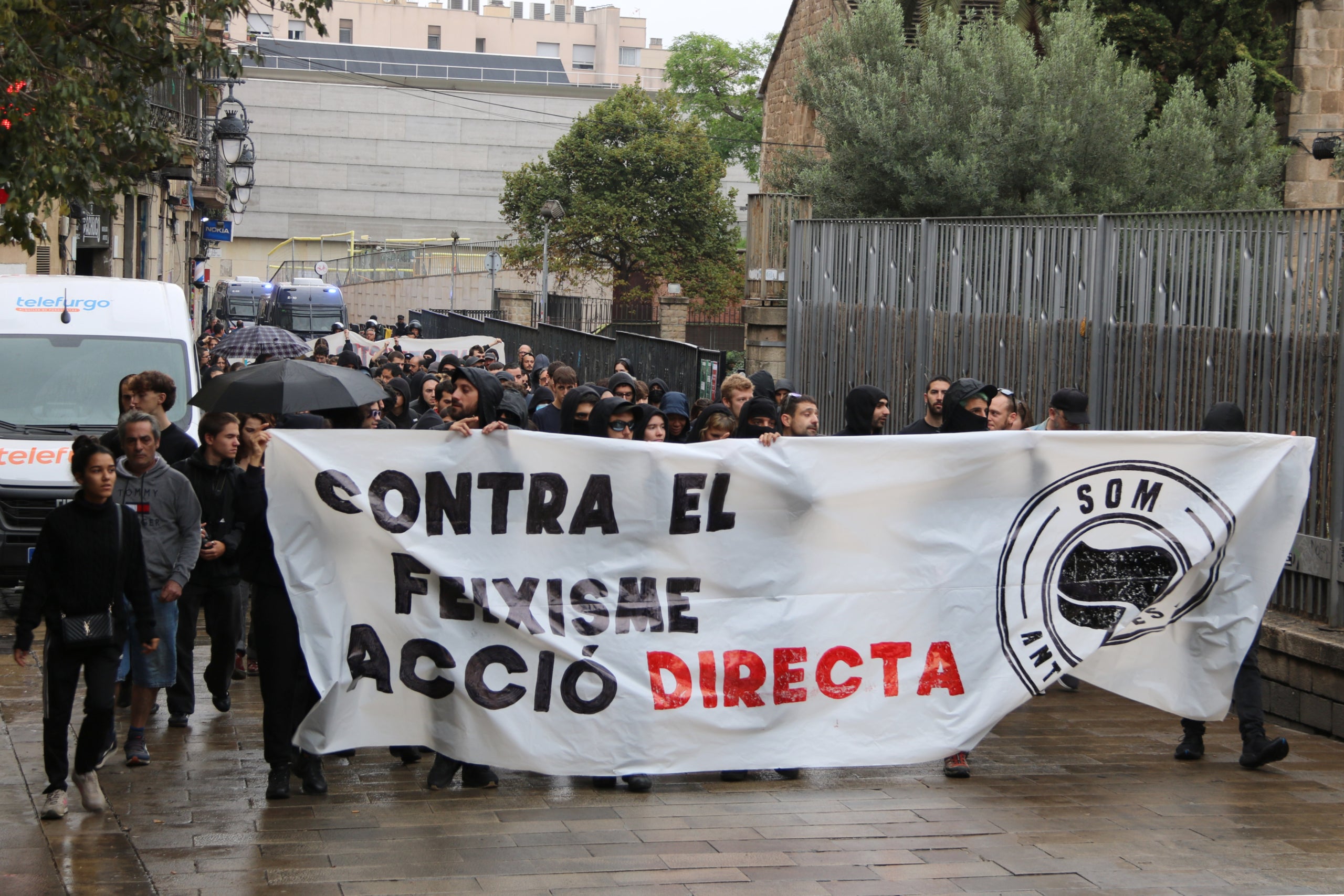 Un centenar de persones participen a la manifestació antifeixista al barri del Raval de Barcelona / Jordi Bataller (ACN)