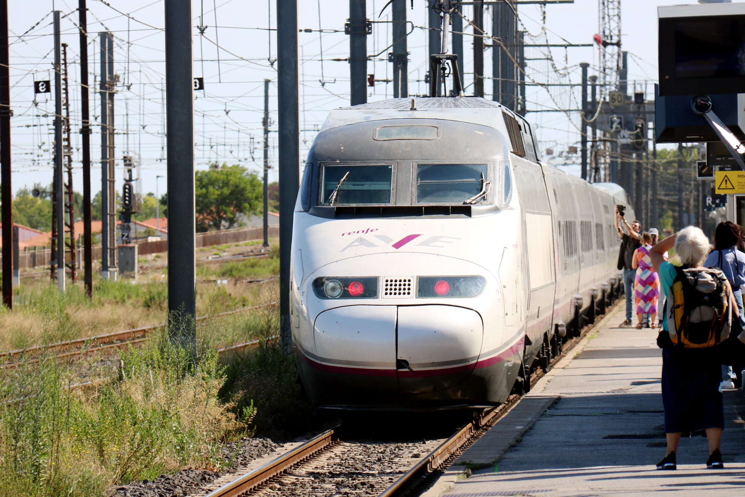 El tren AVE entre Barcelona i Lió abandonant l'estació de Narbona. | Lluís Sibils (ACN)