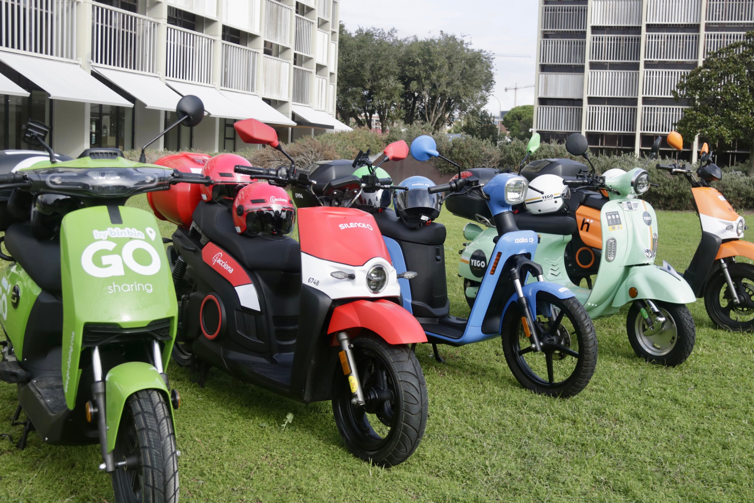Mostra de les motos elèctriques compartides que operaran a l'àrea metropolitana | Jordi Pujolar (ACN)