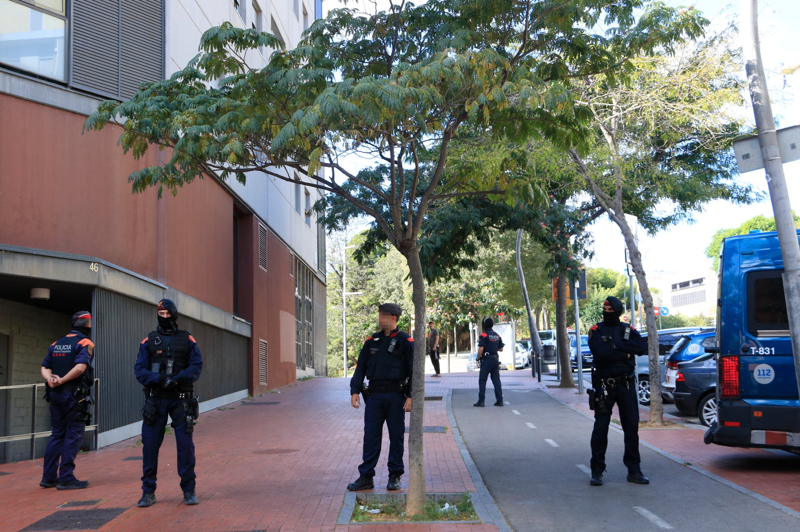 Agents dels Mossos d'Esquadra participant al dispositiu per detenir els implicats al tiroteig a Nou Barris / ACN