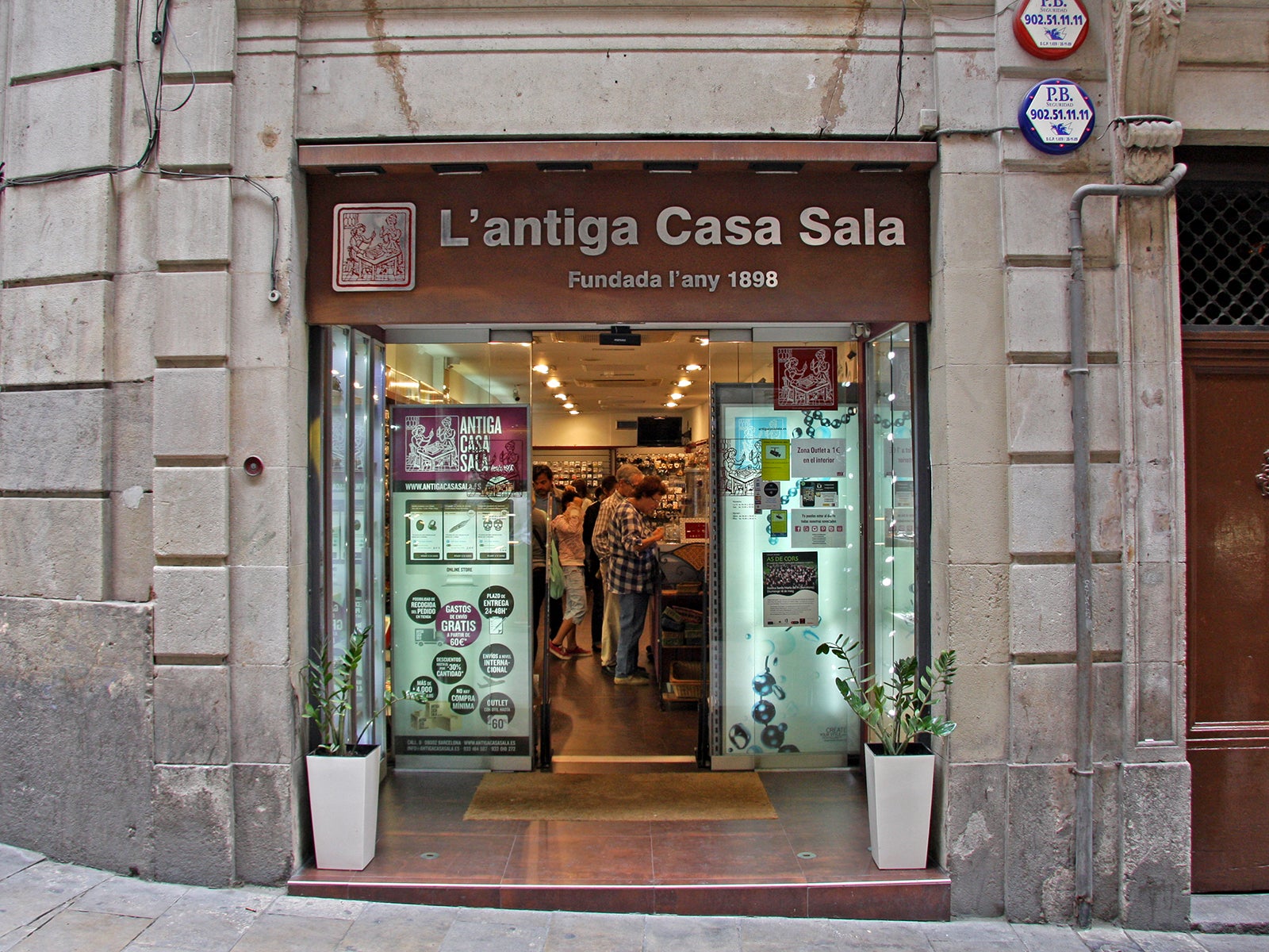 Façana de l'Antiga Casa Sala, al barri Gòtic / Antiga Casa Sala-Barna Centre
