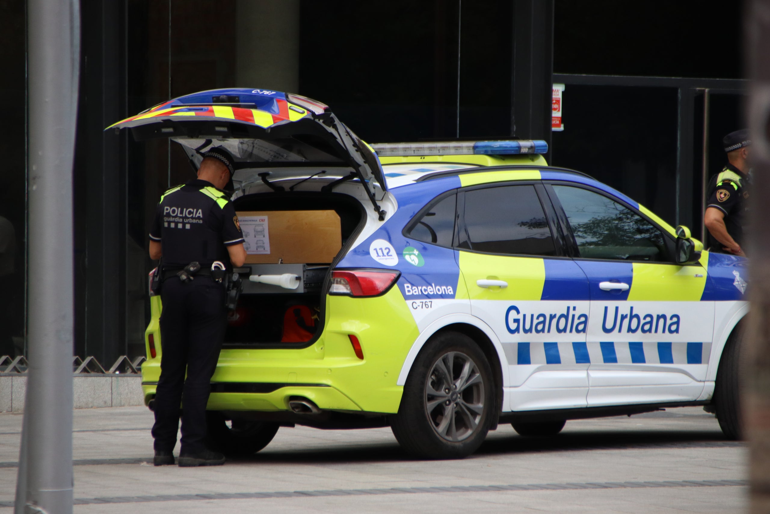 Una patrulla de la Guardia Urbana a las puertas de la antigua Massana este jueves / Blanca Blay (ACN)