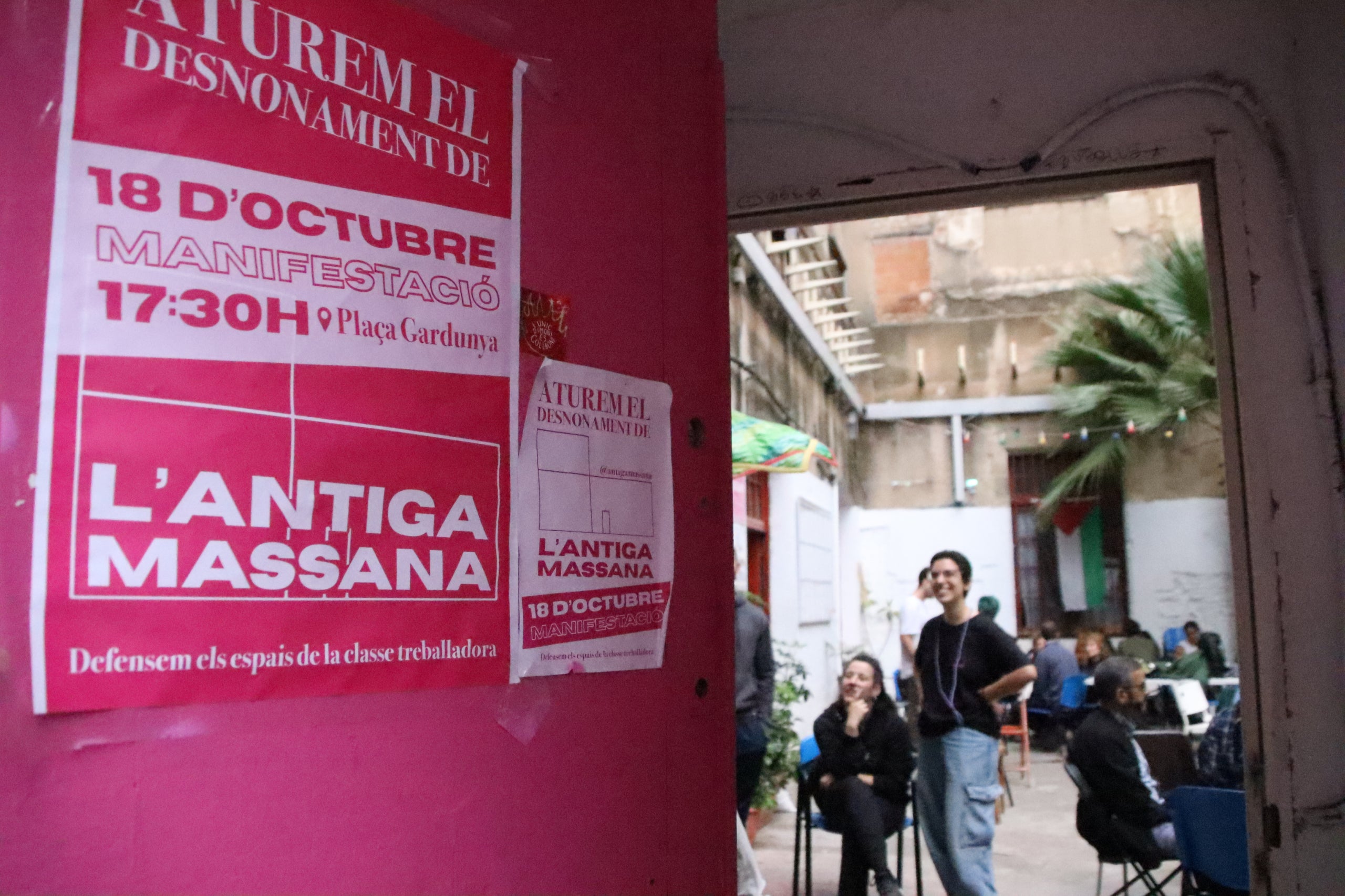 Cartells reivindicatius a la façana de l'Antiga Massana / Blanca Blay (ACN)