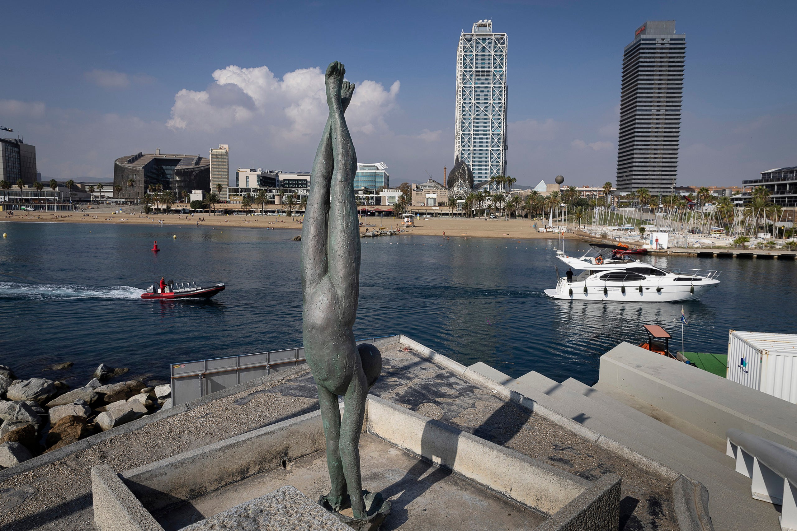 Escultura 'El capbussament', al final del nou passeig del Port Olímpic / Jordi Play