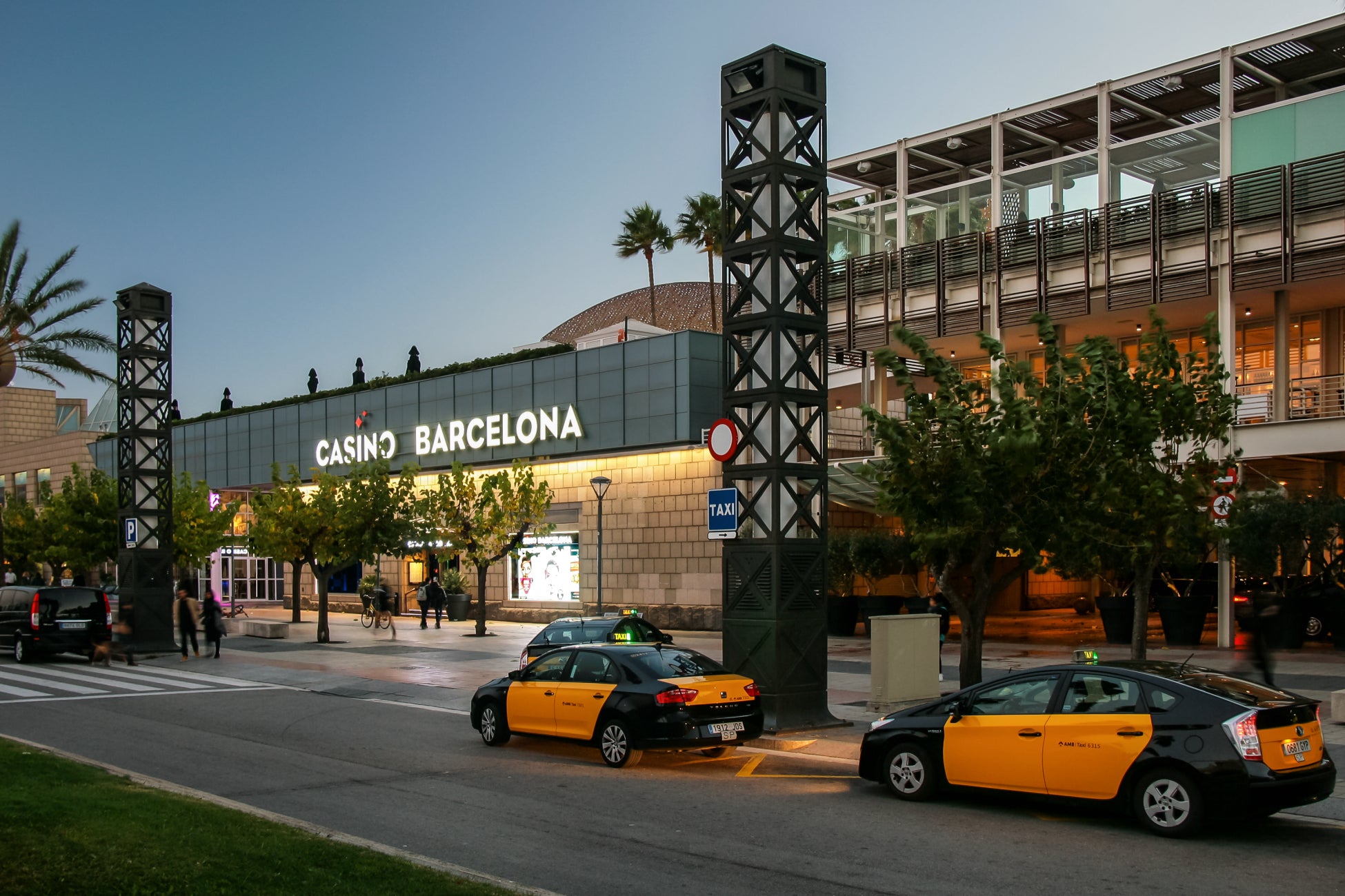 Façana del casino de Barcelona | De Jorge Franganillo from Barcelona, Spain - Casino Barcelona, CC BY 2.0, https://commons.wikimedia.org/w/index.php?curid=76935656