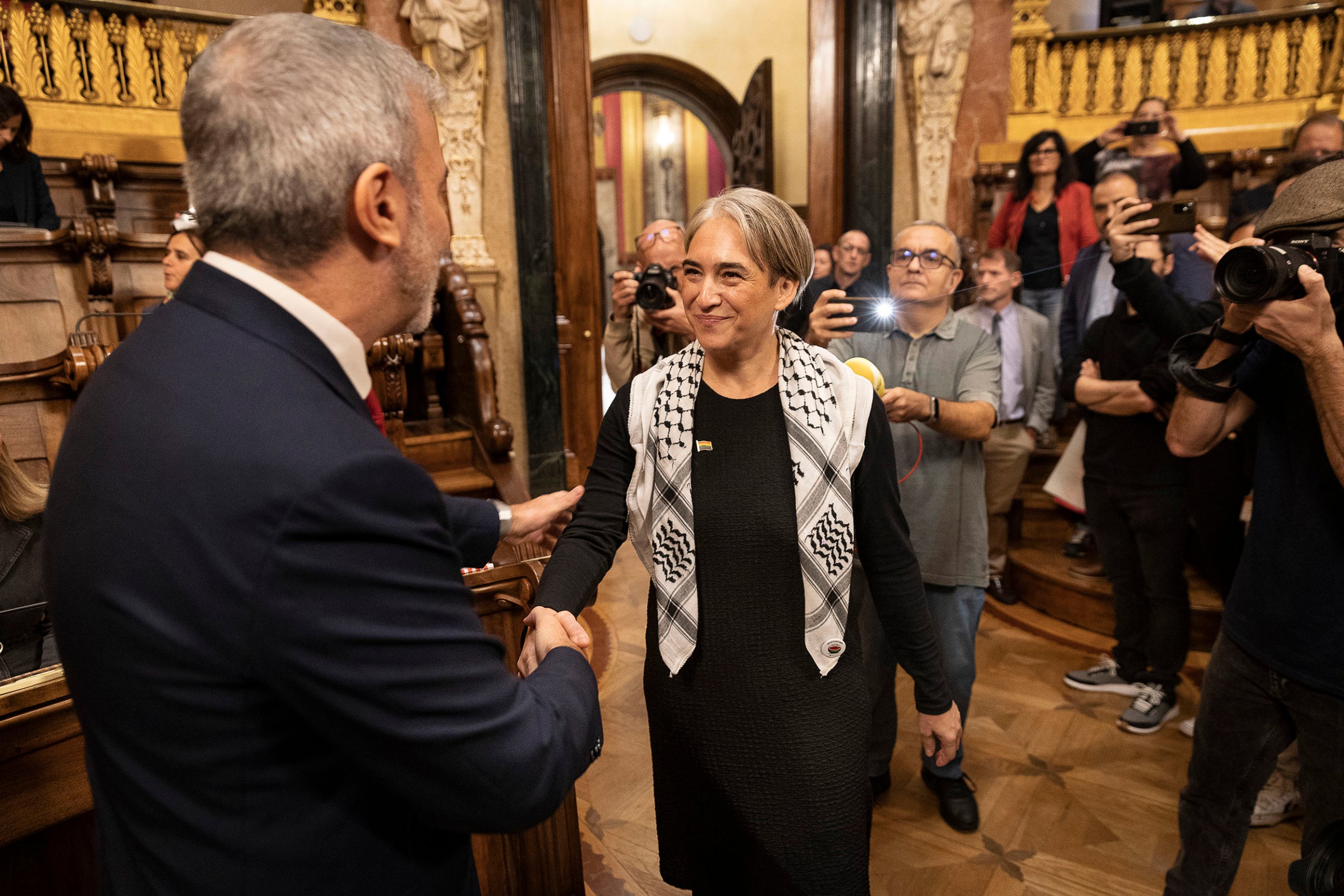 Encaixada de mans d'Ada Colau i l'alcalde Jaume Collboni en el darrer ple de l'exalcaldessa com a regidora de Barcelona en Comú JORDI PLAY