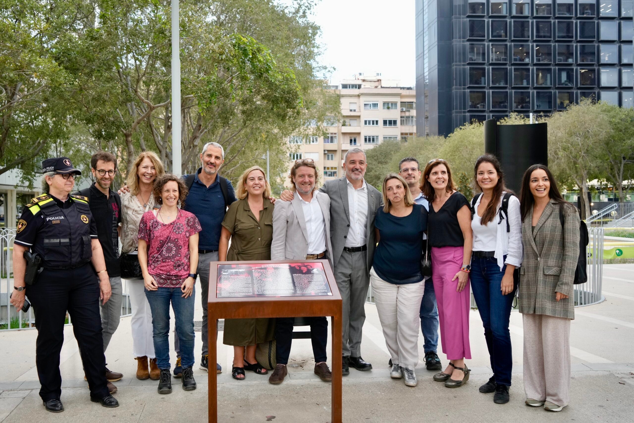 Jaume Collboni i David Escudé durant la inauguració dels jardins de Clara Campoamor | Ajuntament