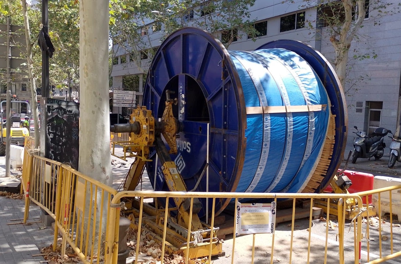 Una de les bobines amb un cable de 110 kV enroscat a punt de soterrar-se, a l'Avinguda de Rius i Taulet, a Montjuïc
