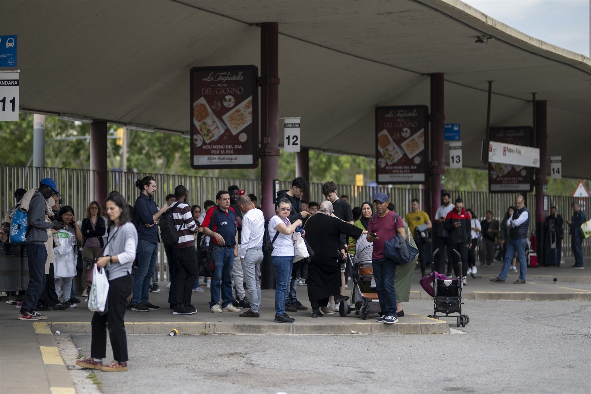 Desenes de persones esperen a l'estació de busos 'Fabra i Puig' / Europa Press