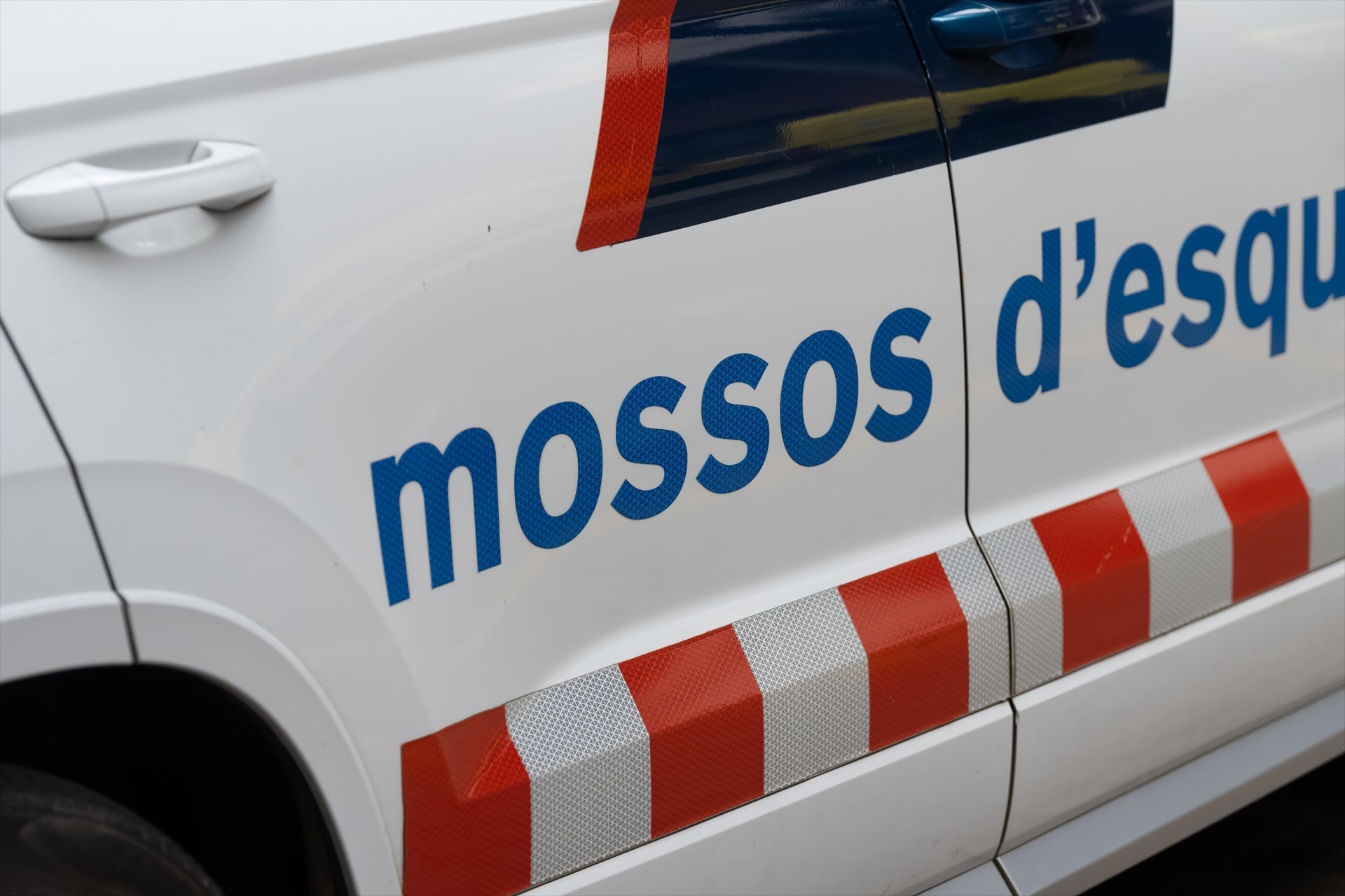 Imagen de archivo del lateral de un vehículo de los Mossos / David Zorrakino - Europa Press