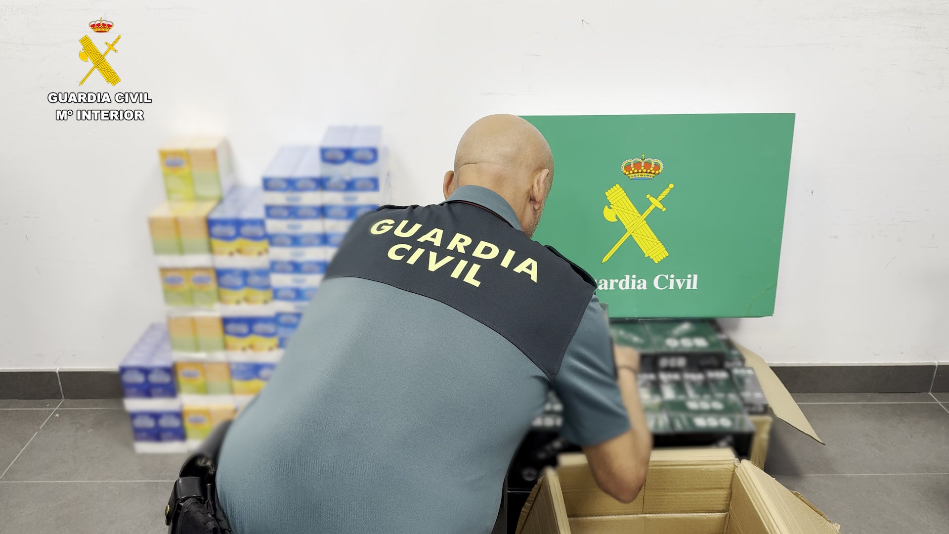Un guàrdia civil decomissa preservatius /GCPremsa